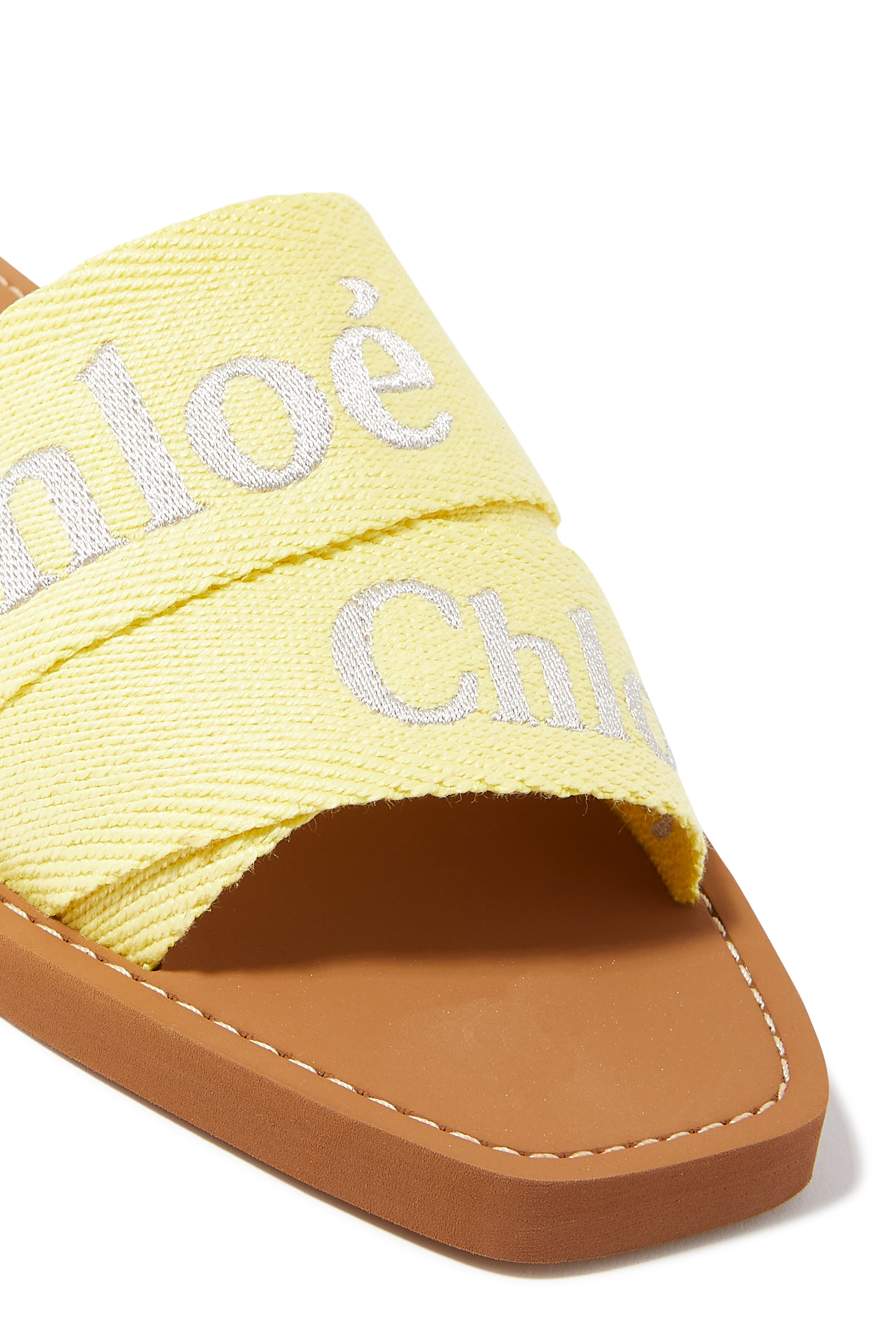 حذاء خفيف وودي بأشرطة محفورة بشعار الماركة