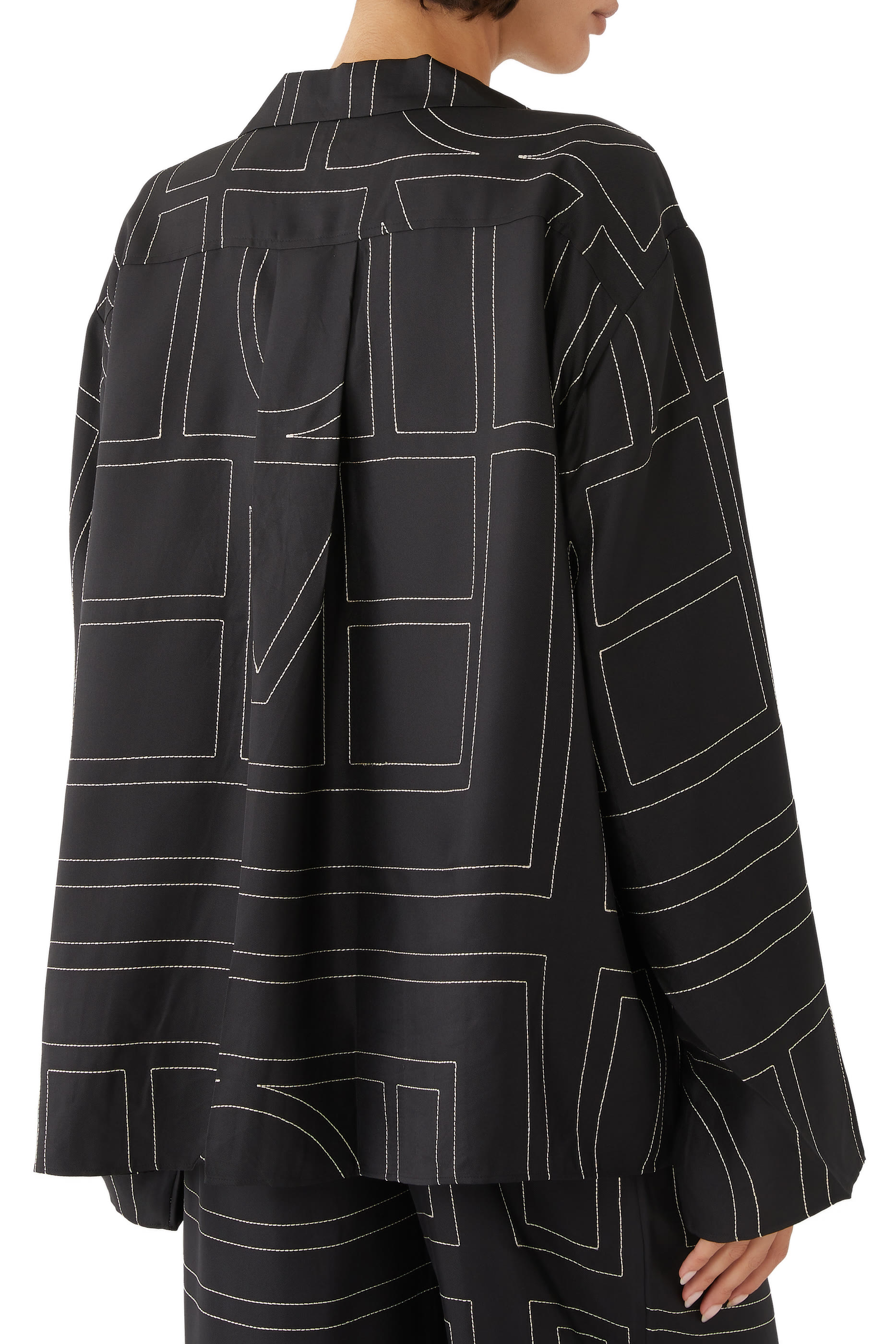 بلوزة بيجامة حرير بنقشة حروف شعار الماركة