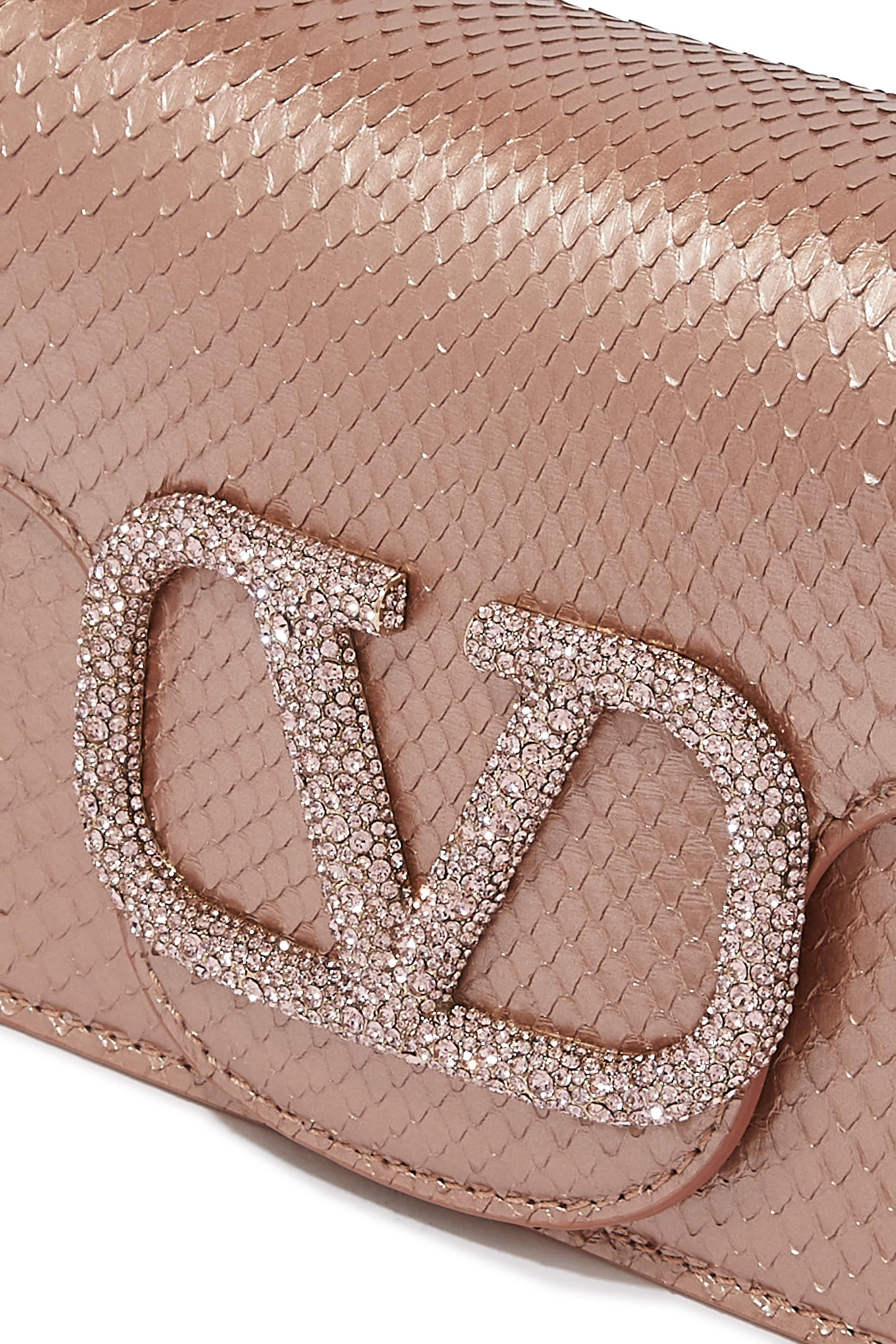 كلاتش فالنتينو غارافاني بشعار الماركة وسلسلة بتصميم حصري  للشرق الأوسط