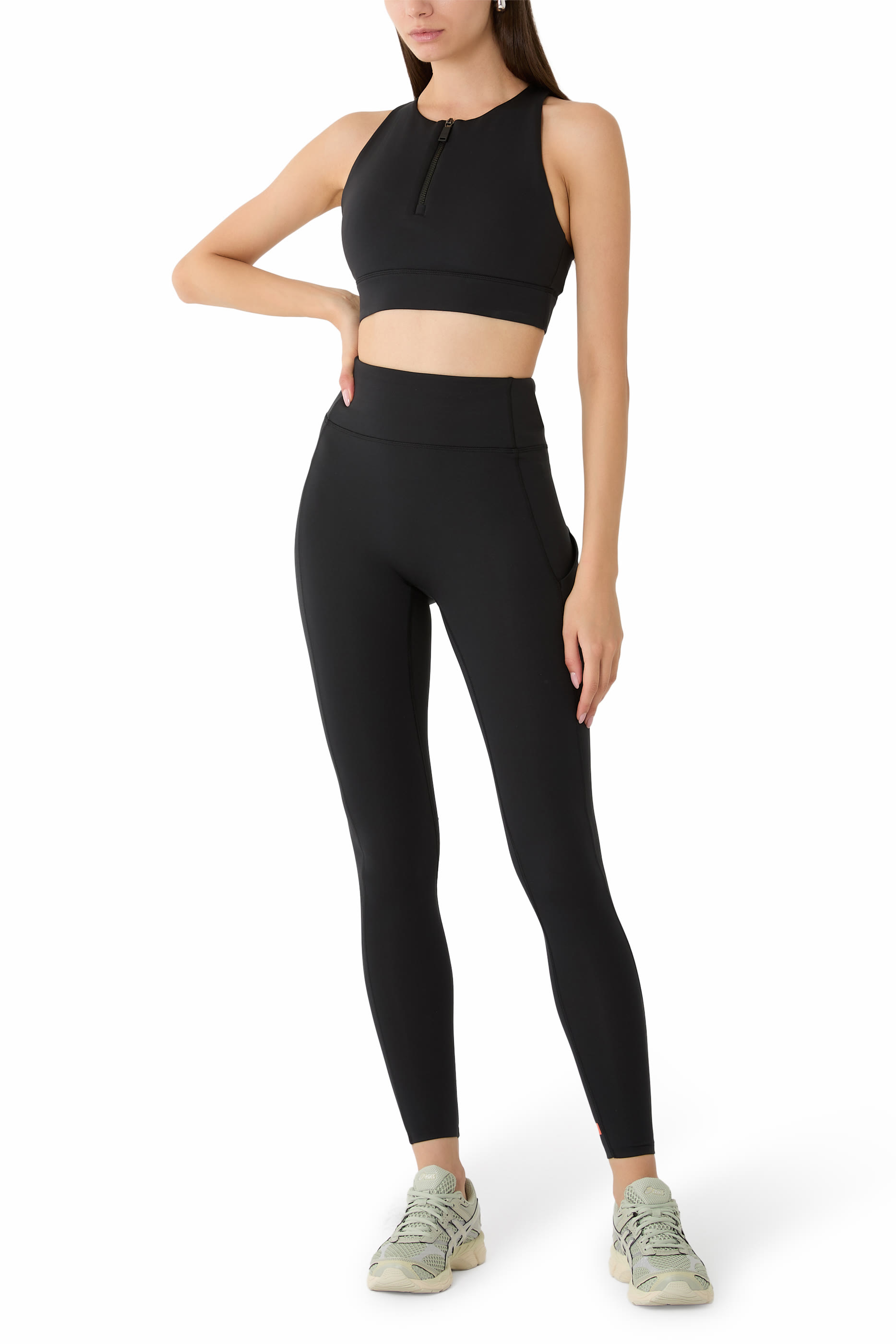 حمالة صدر رياضية بأربطة متقاطعة في الخلف