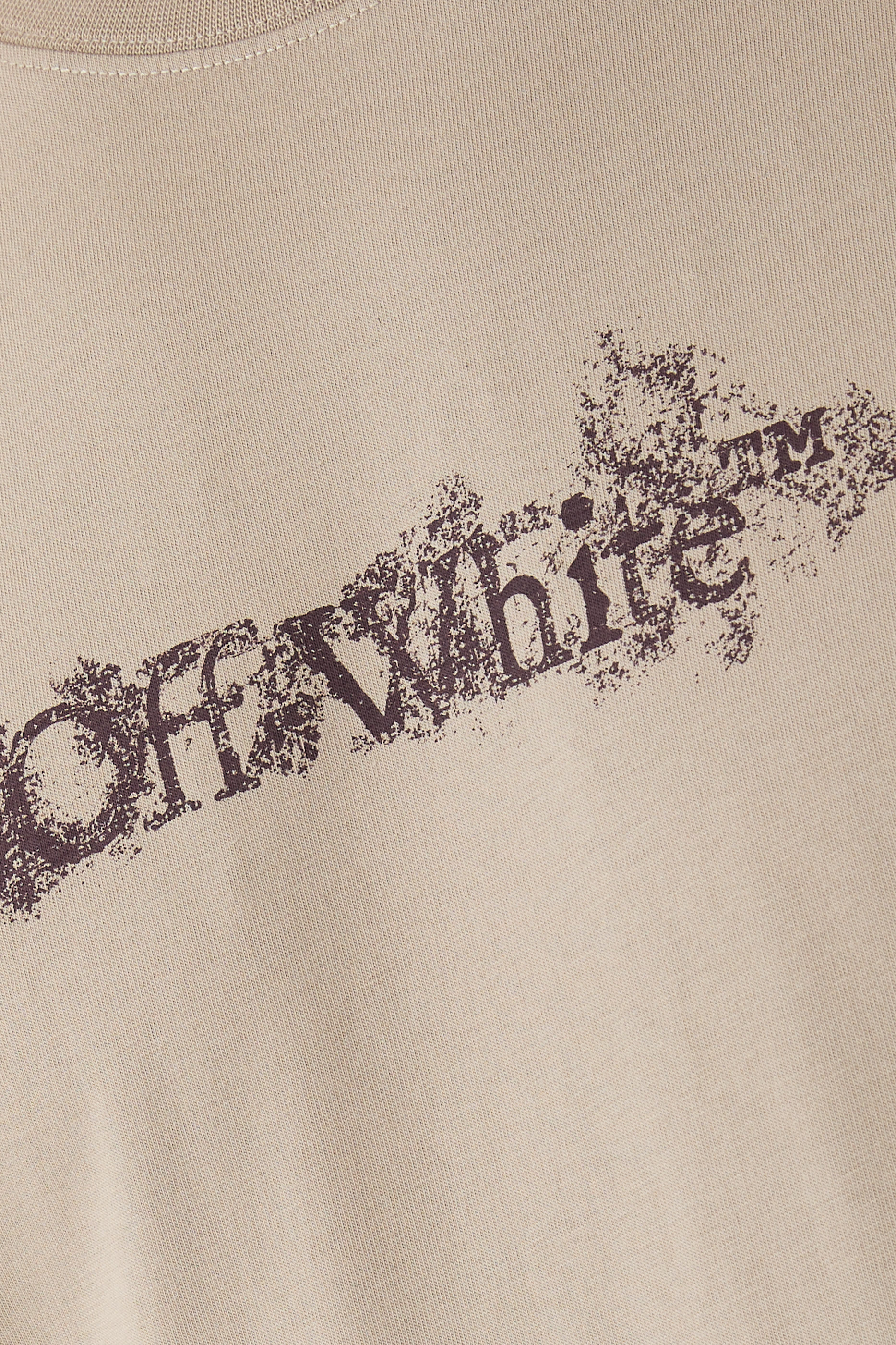 تيشيرت بقصة ضيقة وشعار الماركة