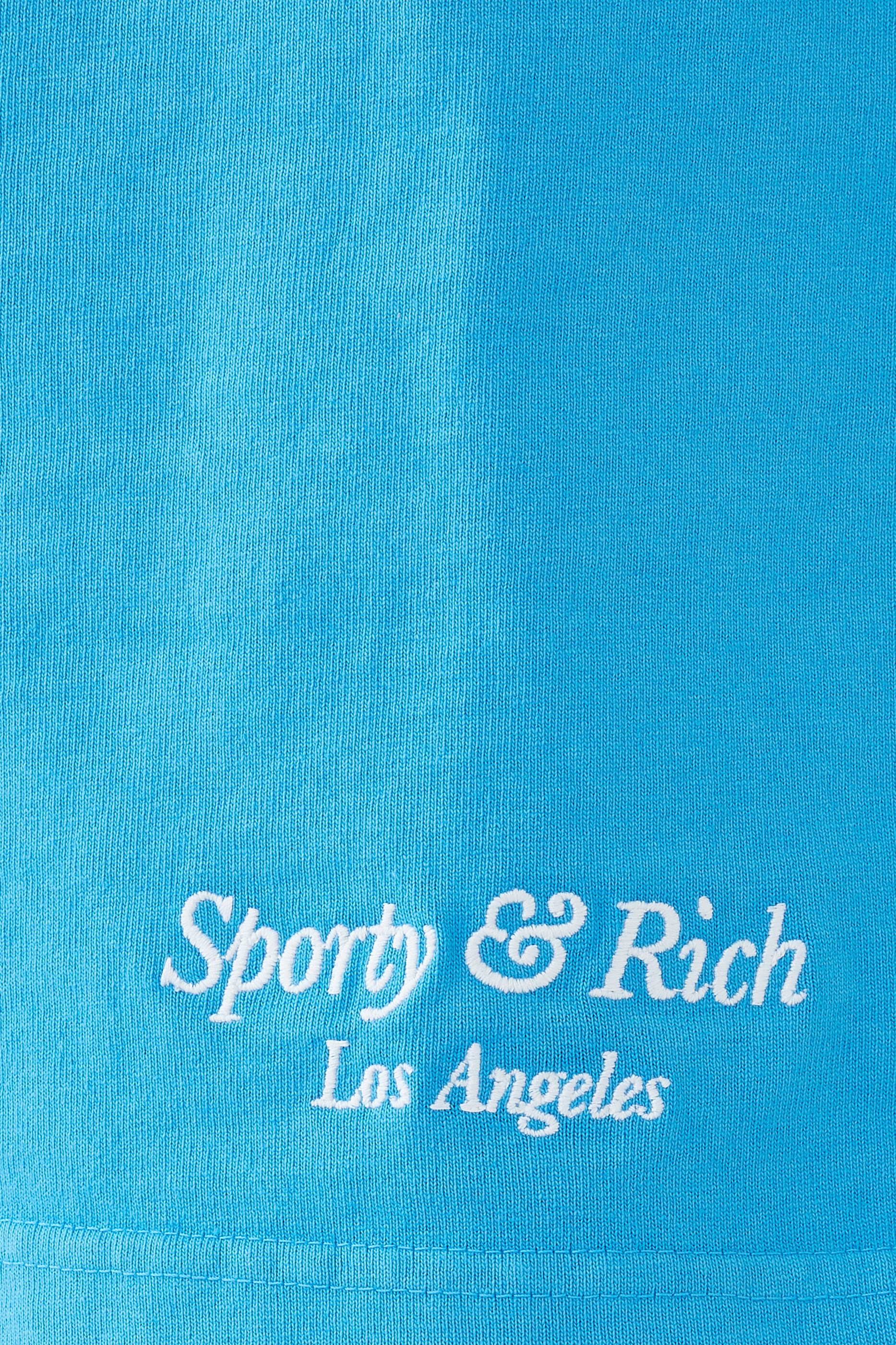 شورت رياضي مطرز بشعار الماركة بتصميم مائل