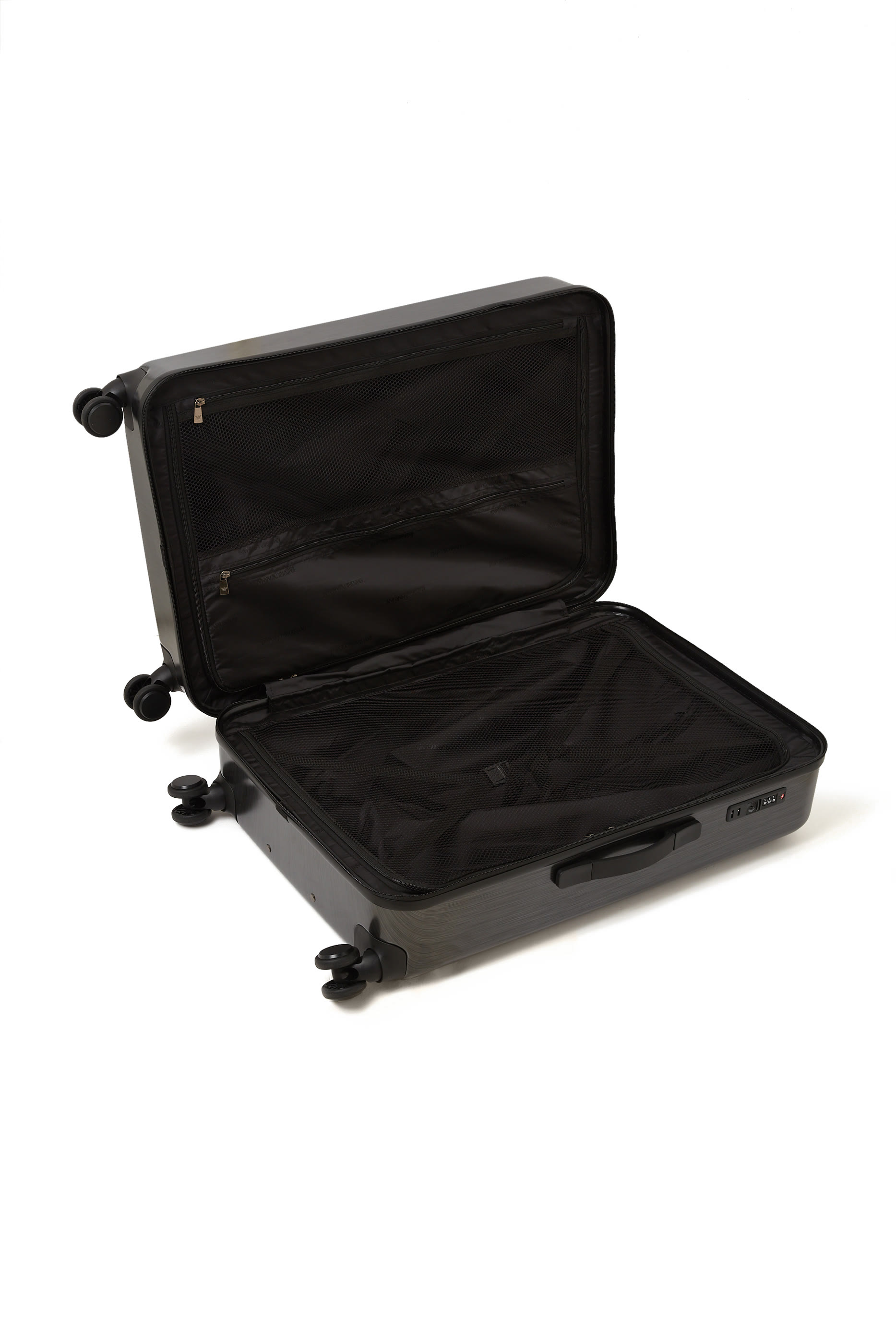 عربة ضيافة كبيرة مزينة بشعار الماركة