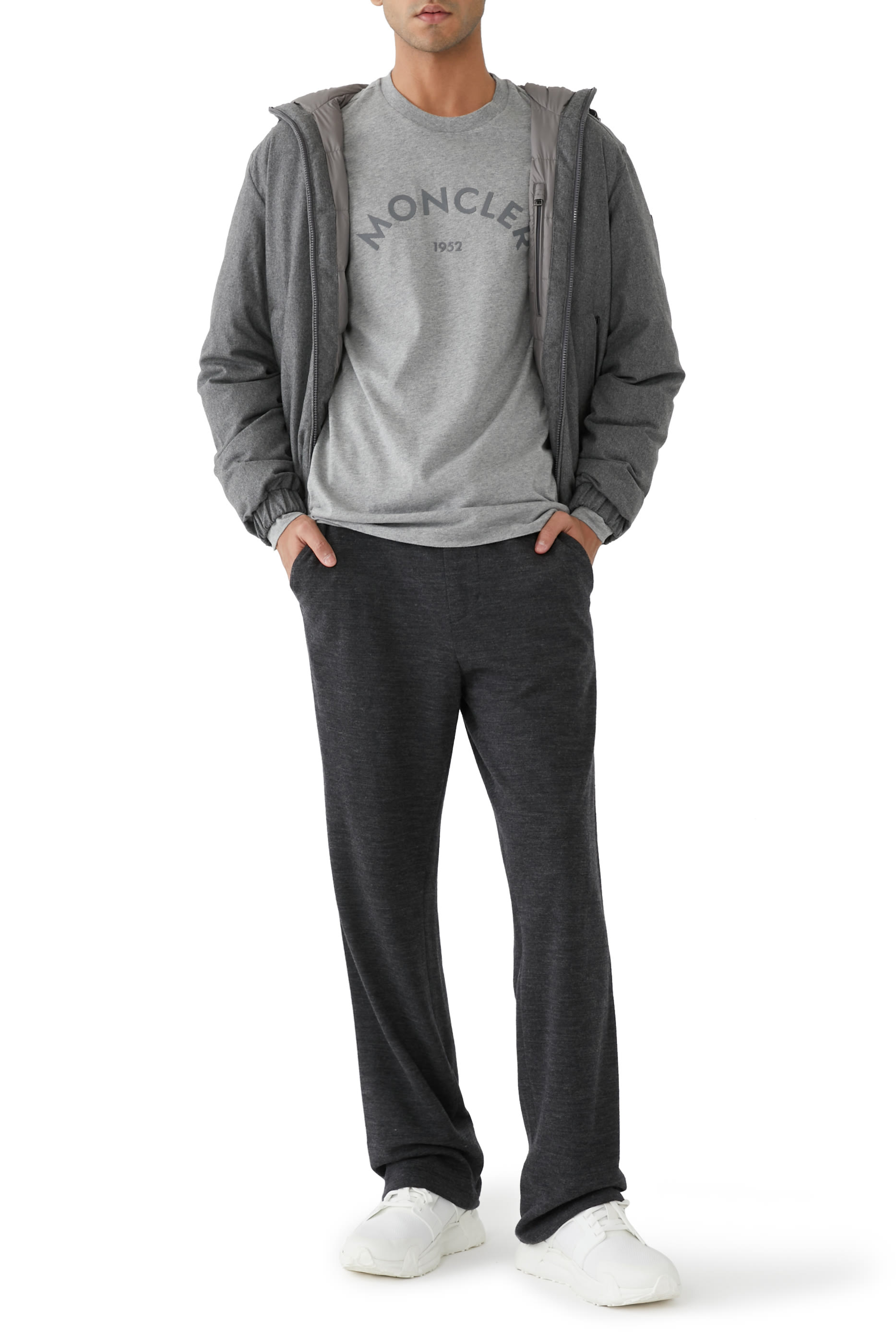 تيشيرت بأكمام طويلة وشعار الماركة بتصميم مقوس