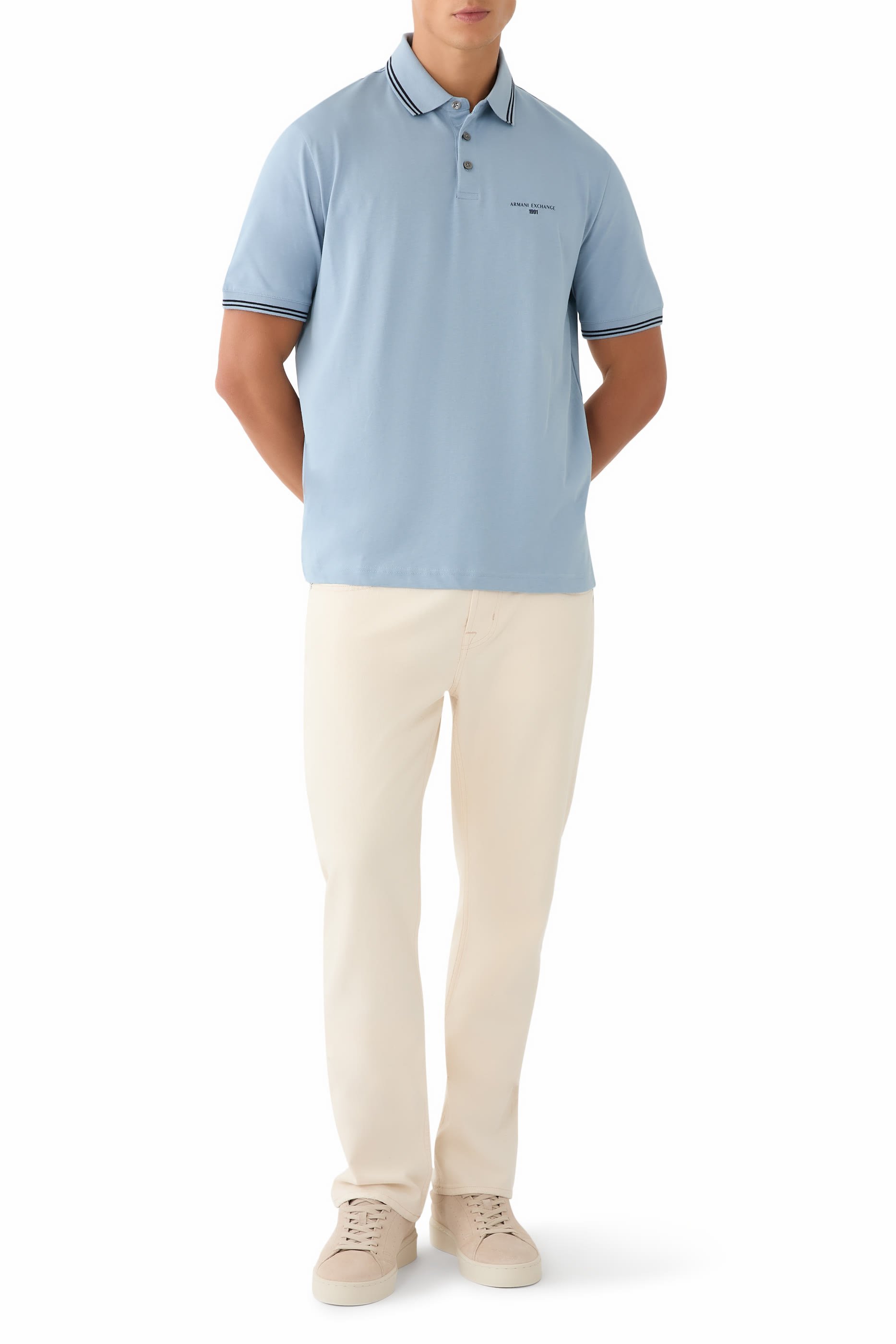 قميص بولو بنصف أزرار وشعار الماركة