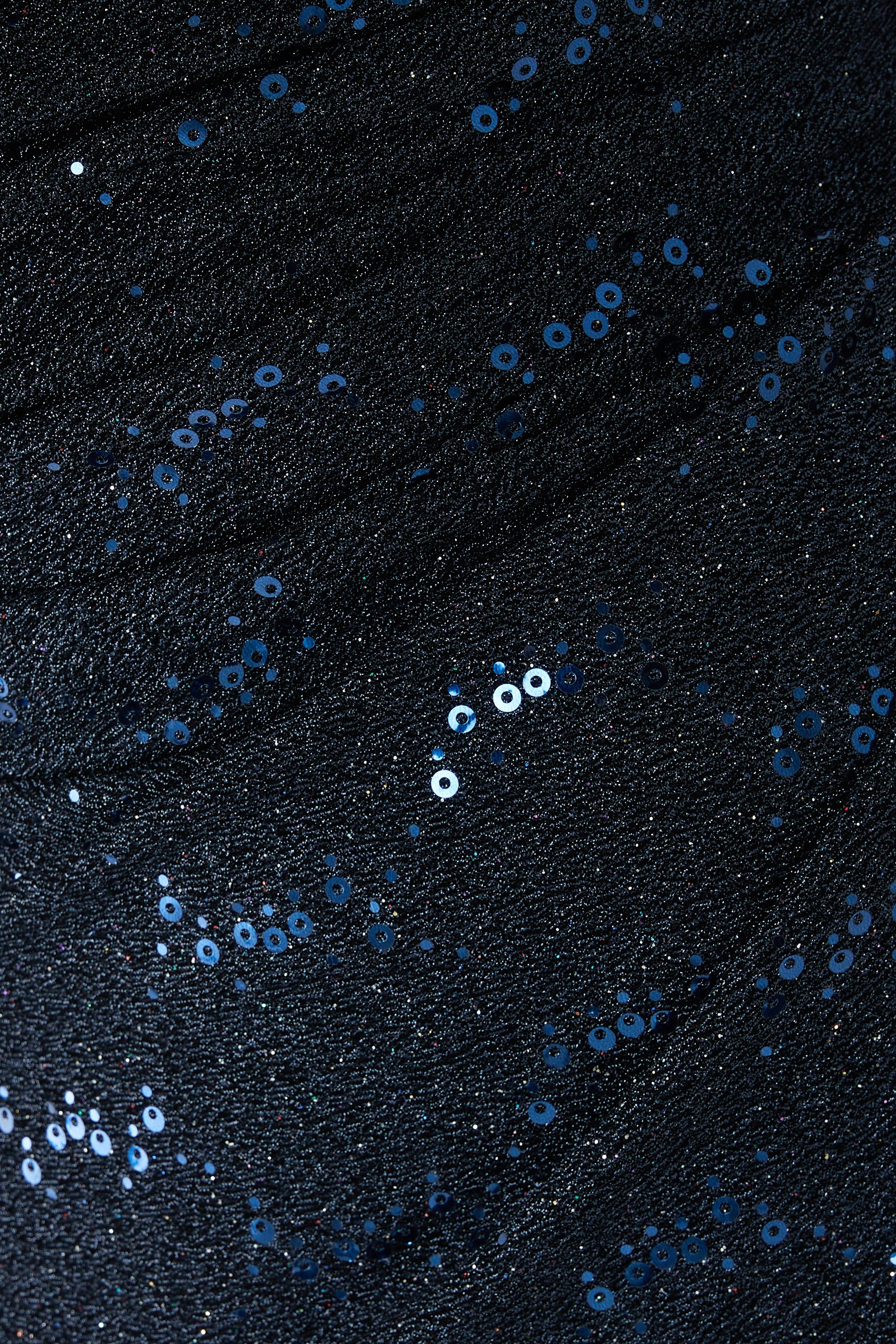 فستان سهرة بأكمام طويلة