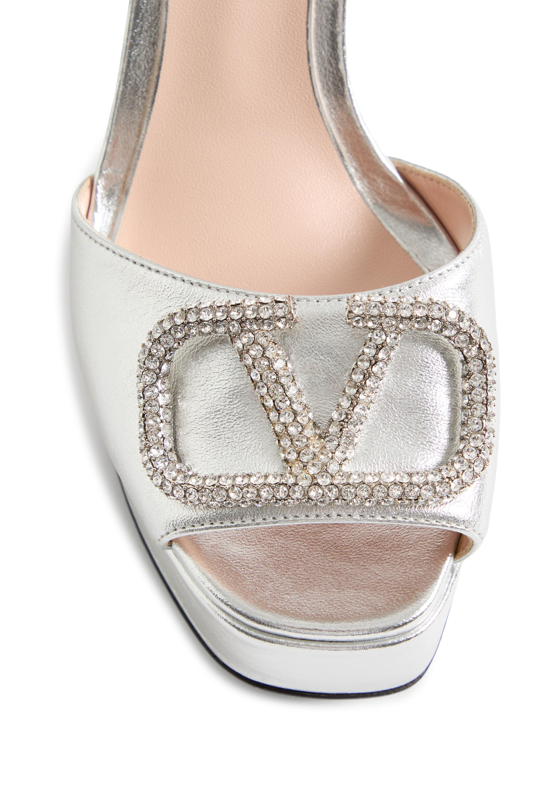 صندل 115 بنعل سميك وحلية شعار الماركة جلد لامع