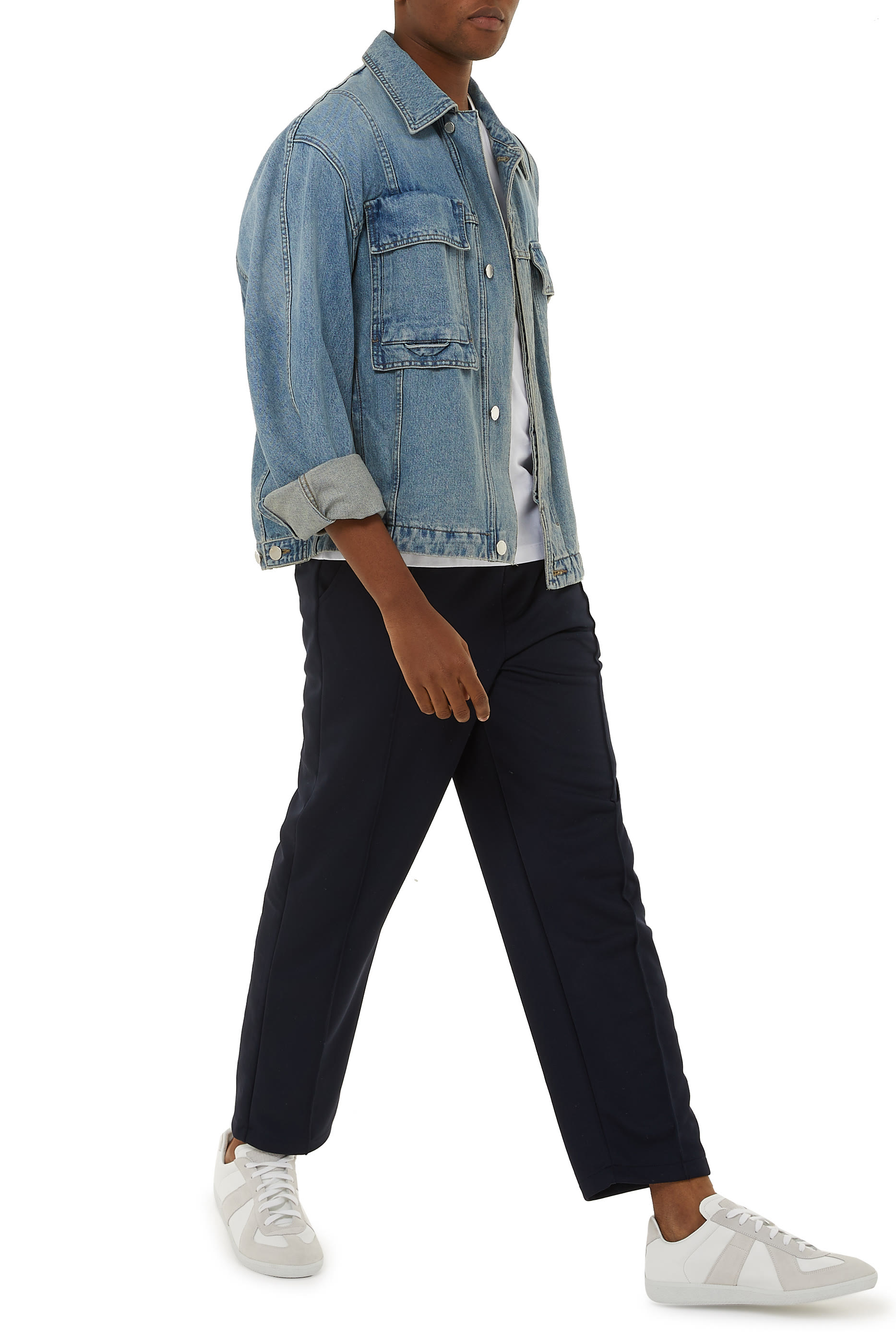 تيشيرت بشعار مطرز للماركة