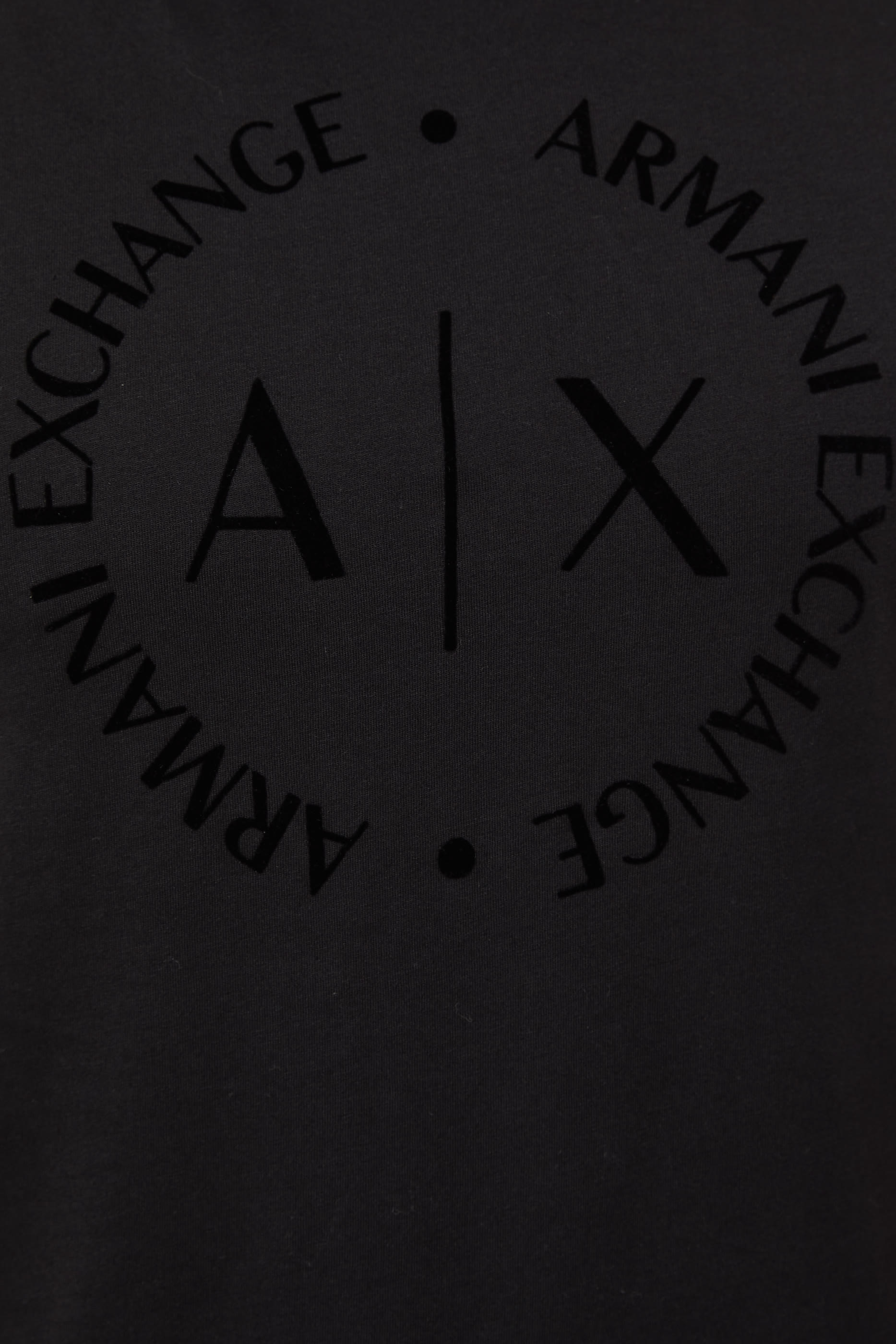 تي شيرت بشعار الماركة بتصميم دائري بنفس اللون