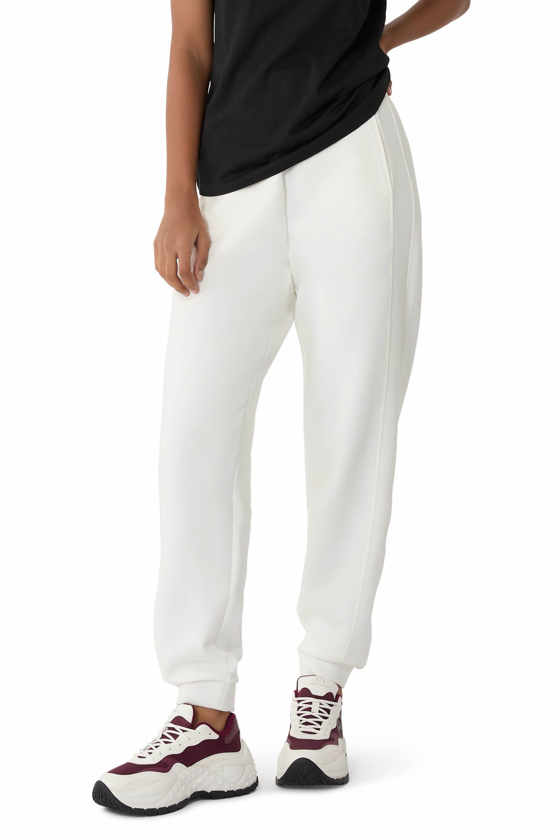 سنيكرز بنعل سميك وشعار الماركة