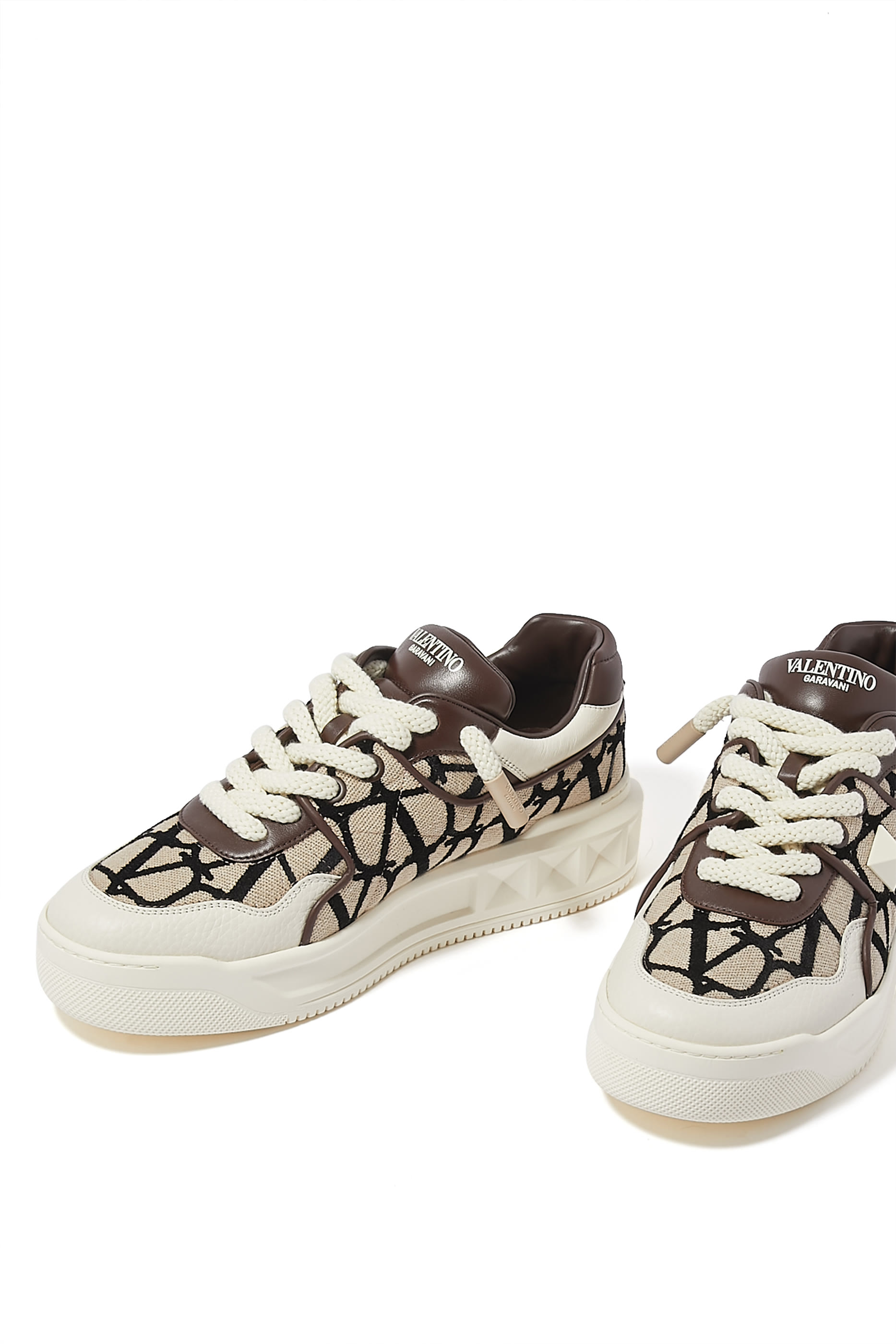 سنيكرز بكاحل منخفض بحلية هرمية مقاس XL