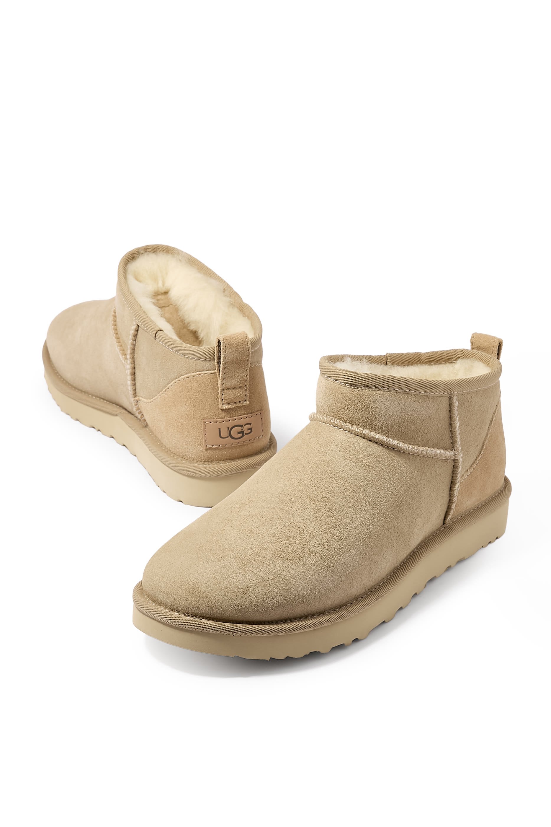 حذاء بوت كلاسيكي قصير للغاية