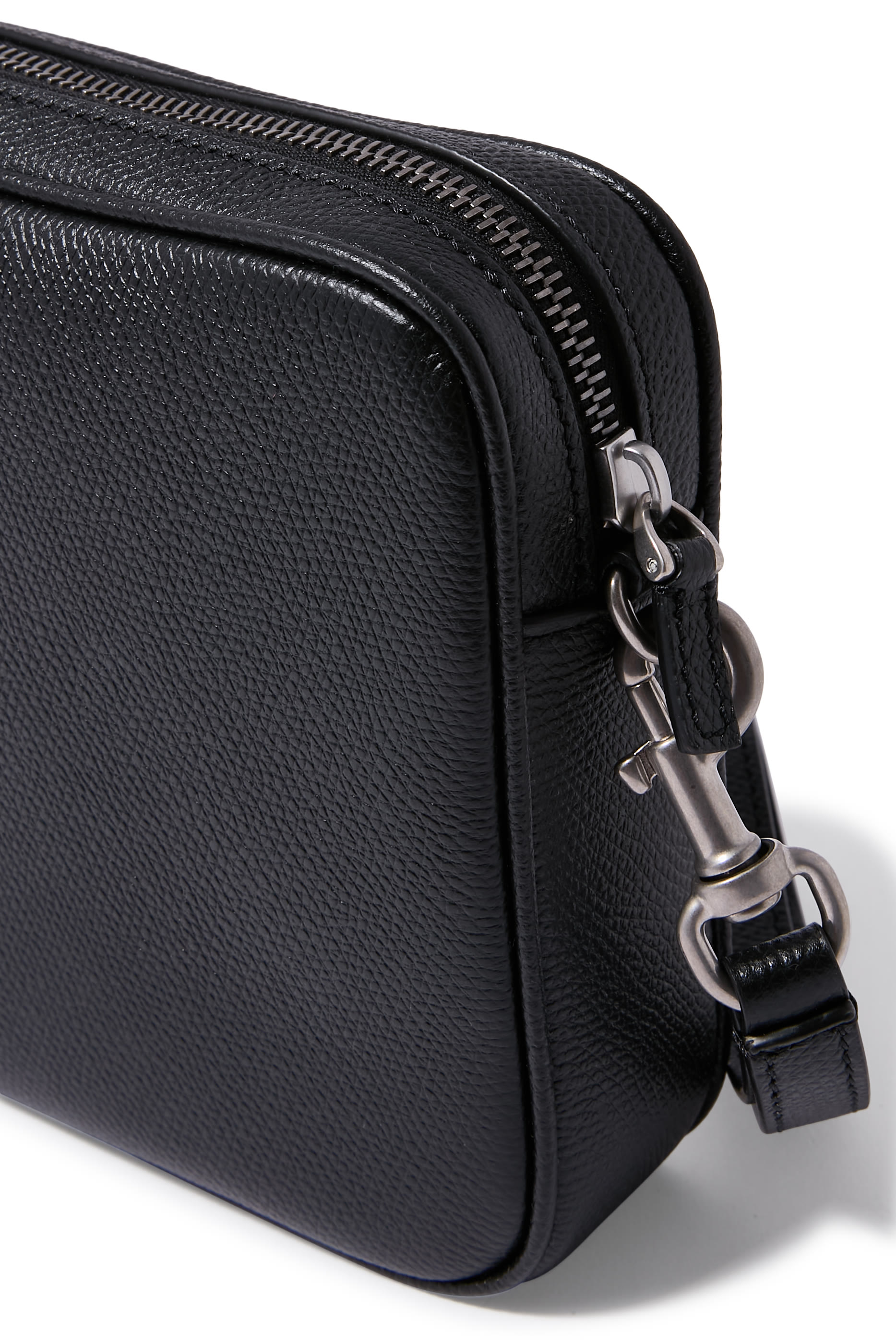 حقيبة صغيرة بشعار الماركة