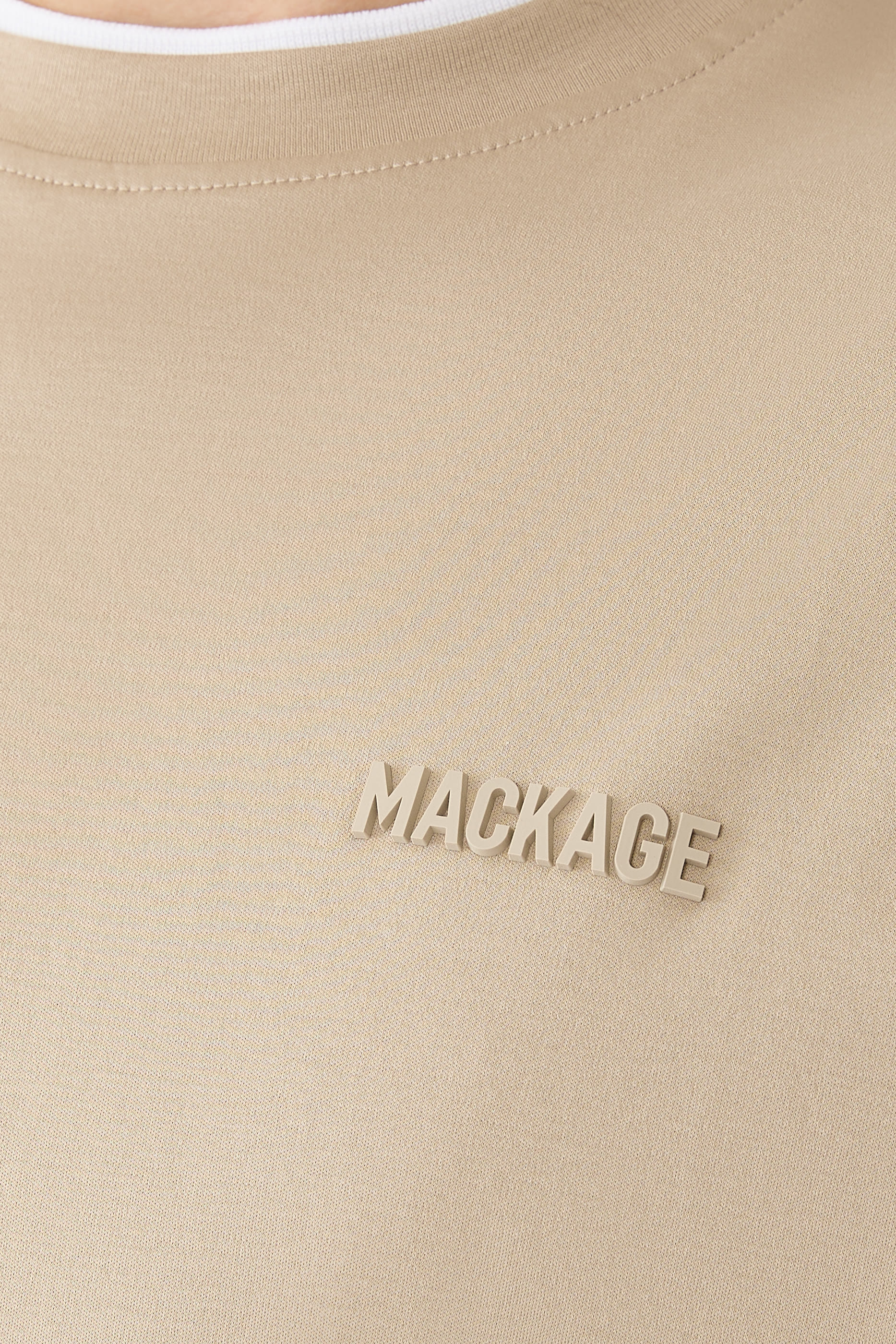 تيشيرت تي-إم إن في بياقة ضيقة مزدوجة