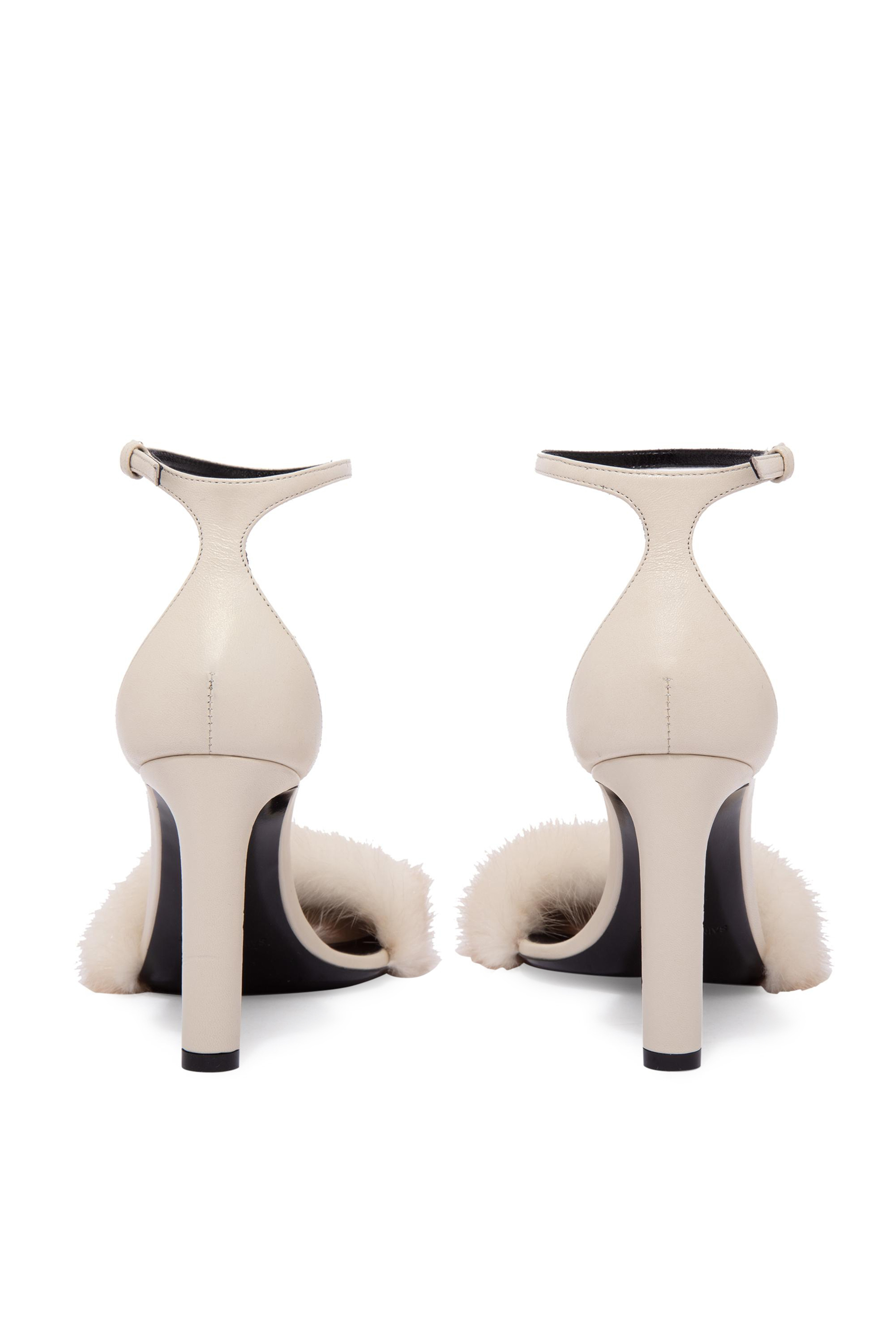 حذاء بي جلد وفرو منك