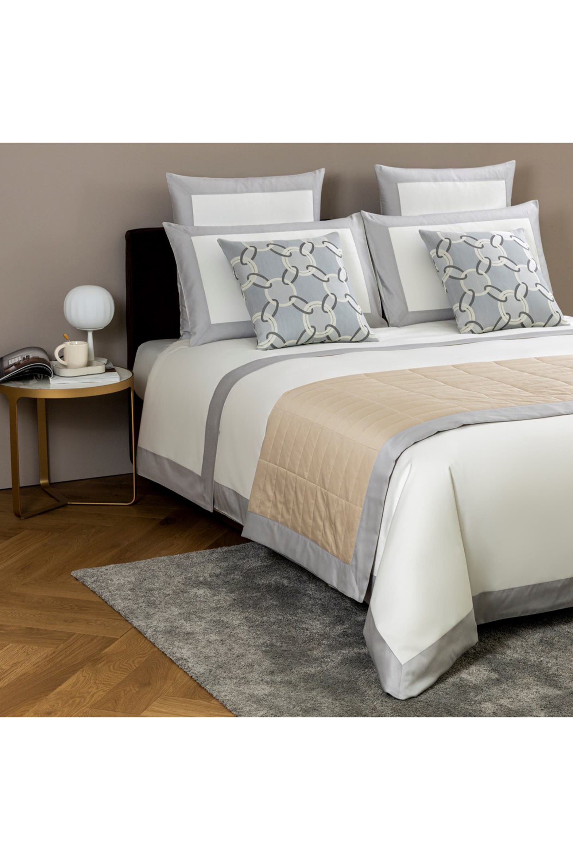 وسادة ديكور لاكجري بنقشة سلاسل