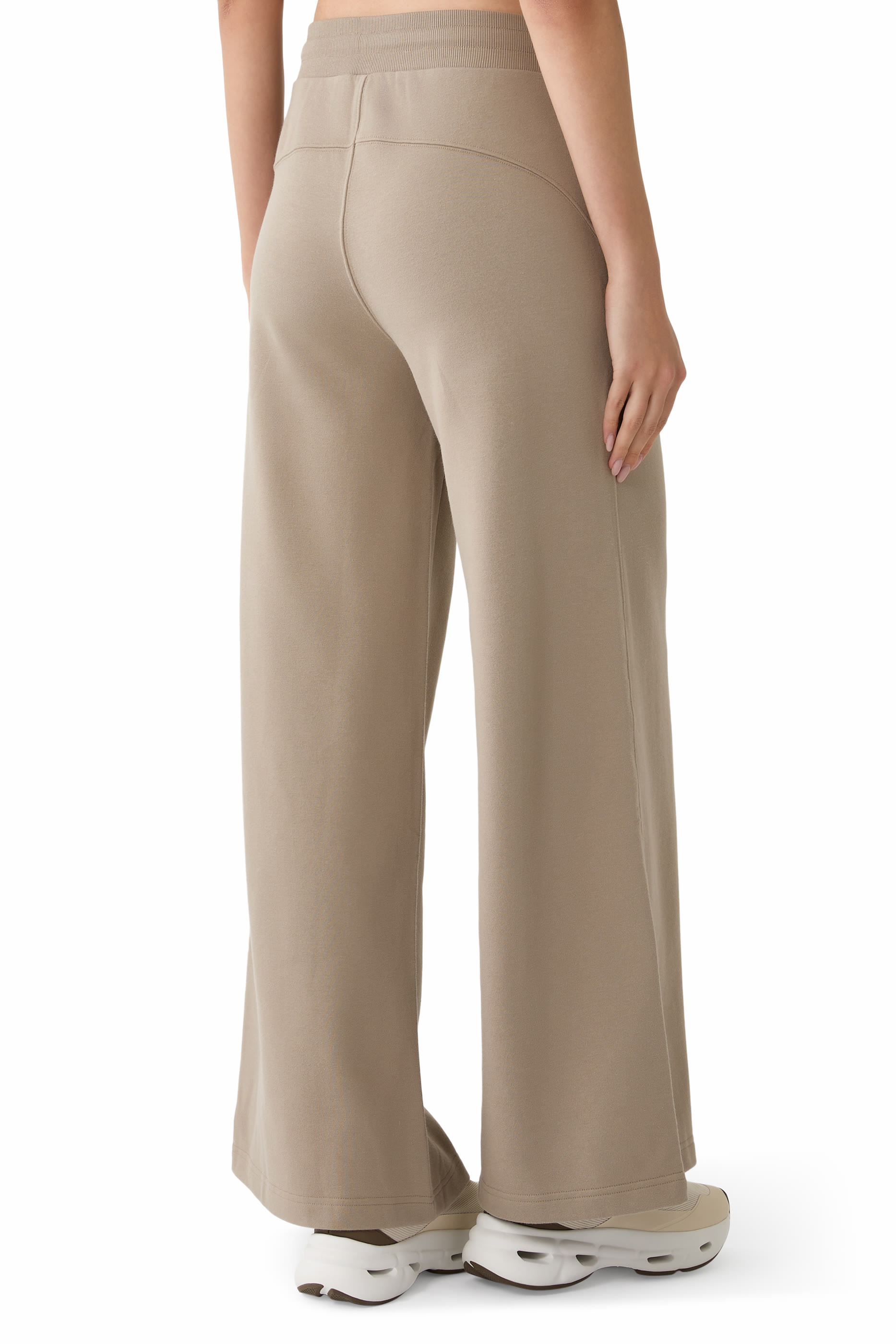 بنطال بشعار الماركة