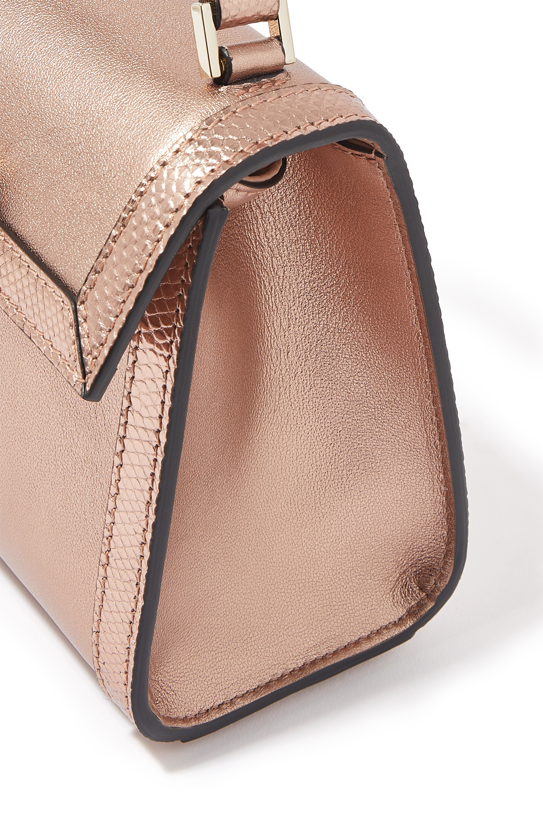 حقيبة صغيرة بيد علوية بشعار الماركة