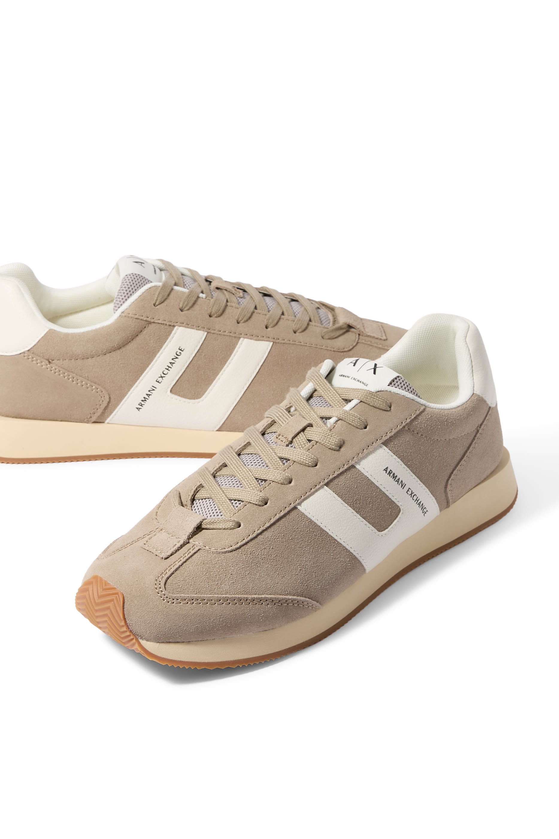 سنيكرز بشريط شعار الماركة عند الجانب