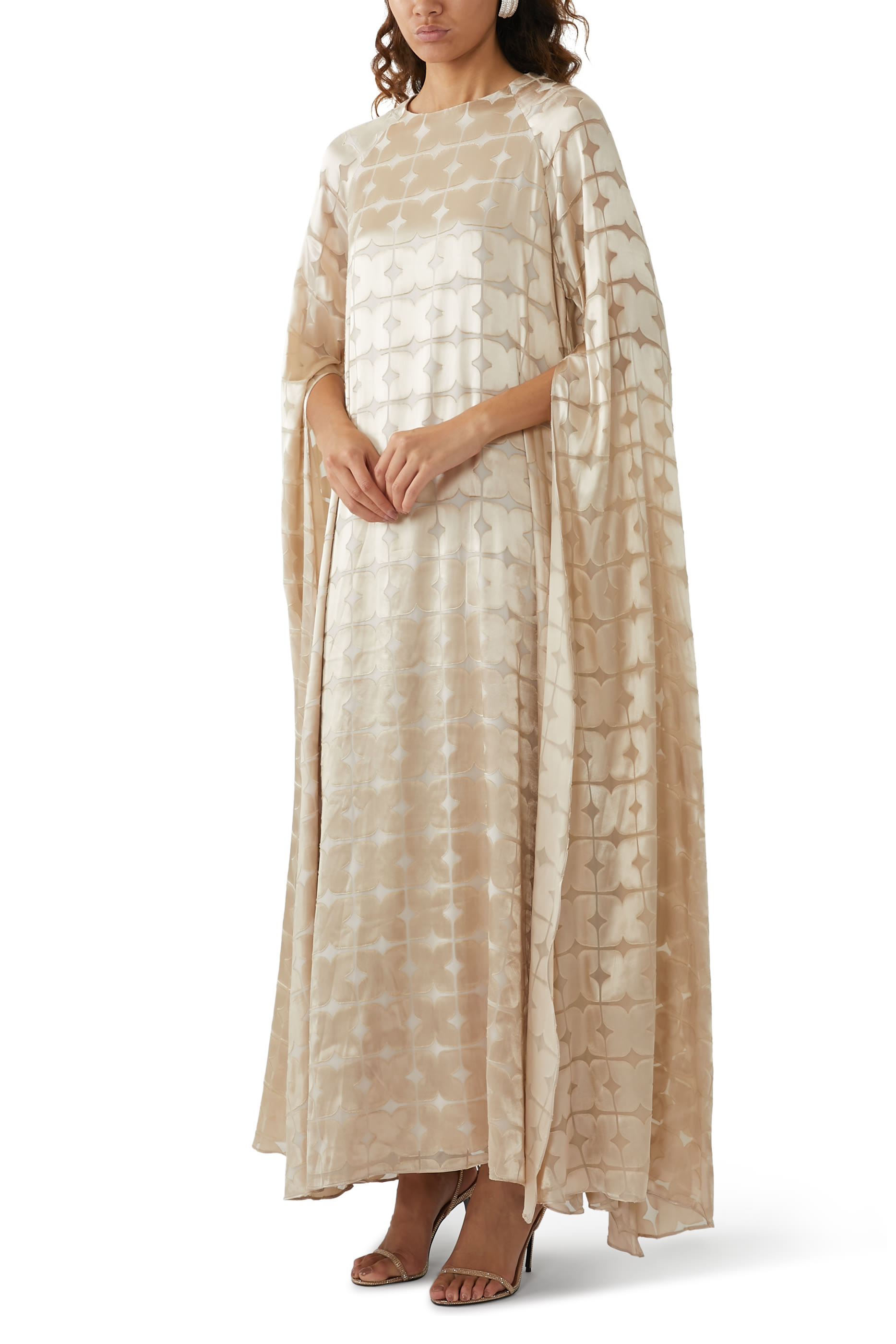 فستان بتصميم قفطان بكاب