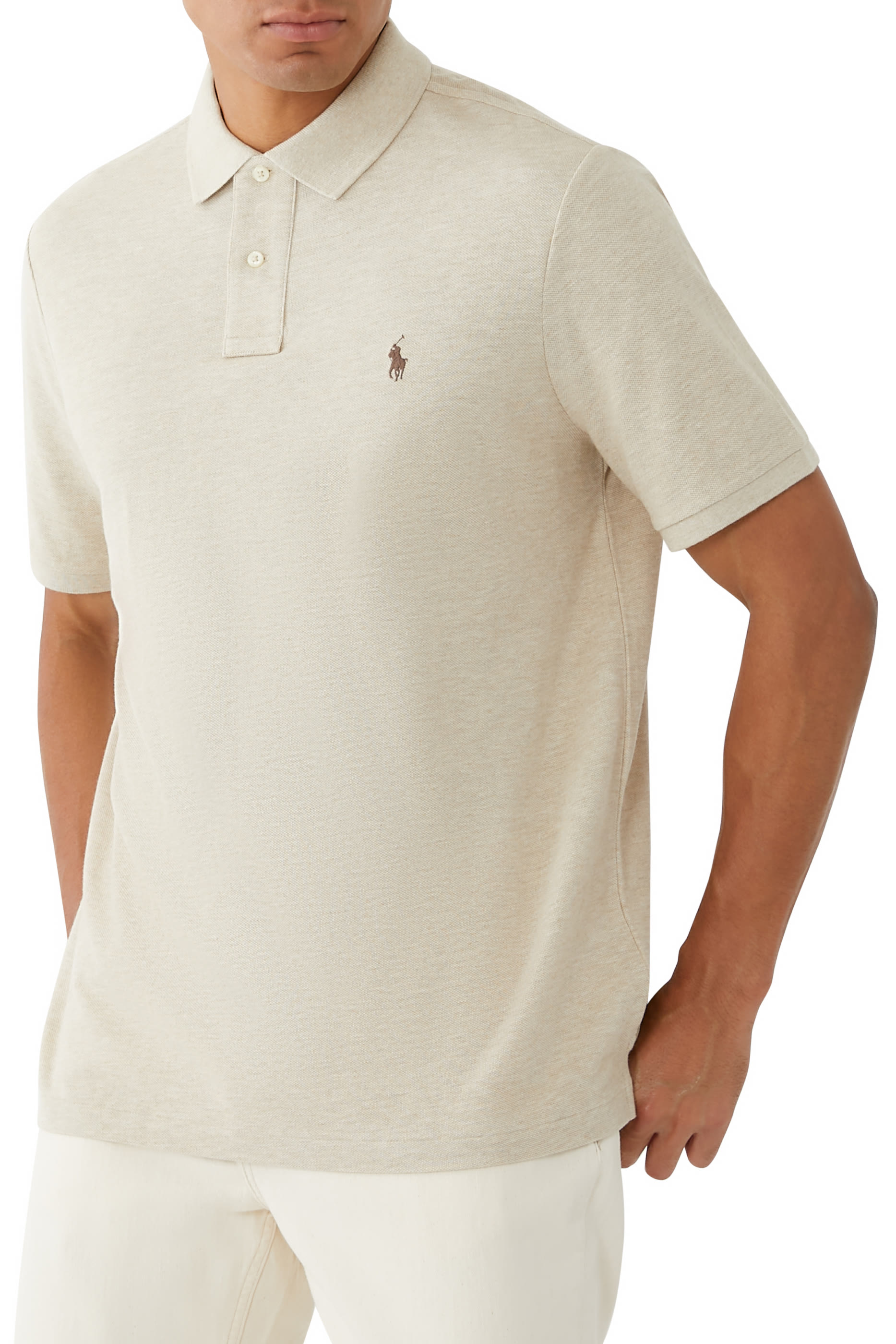 قميص بولو بتفاصيل شعار الماركة