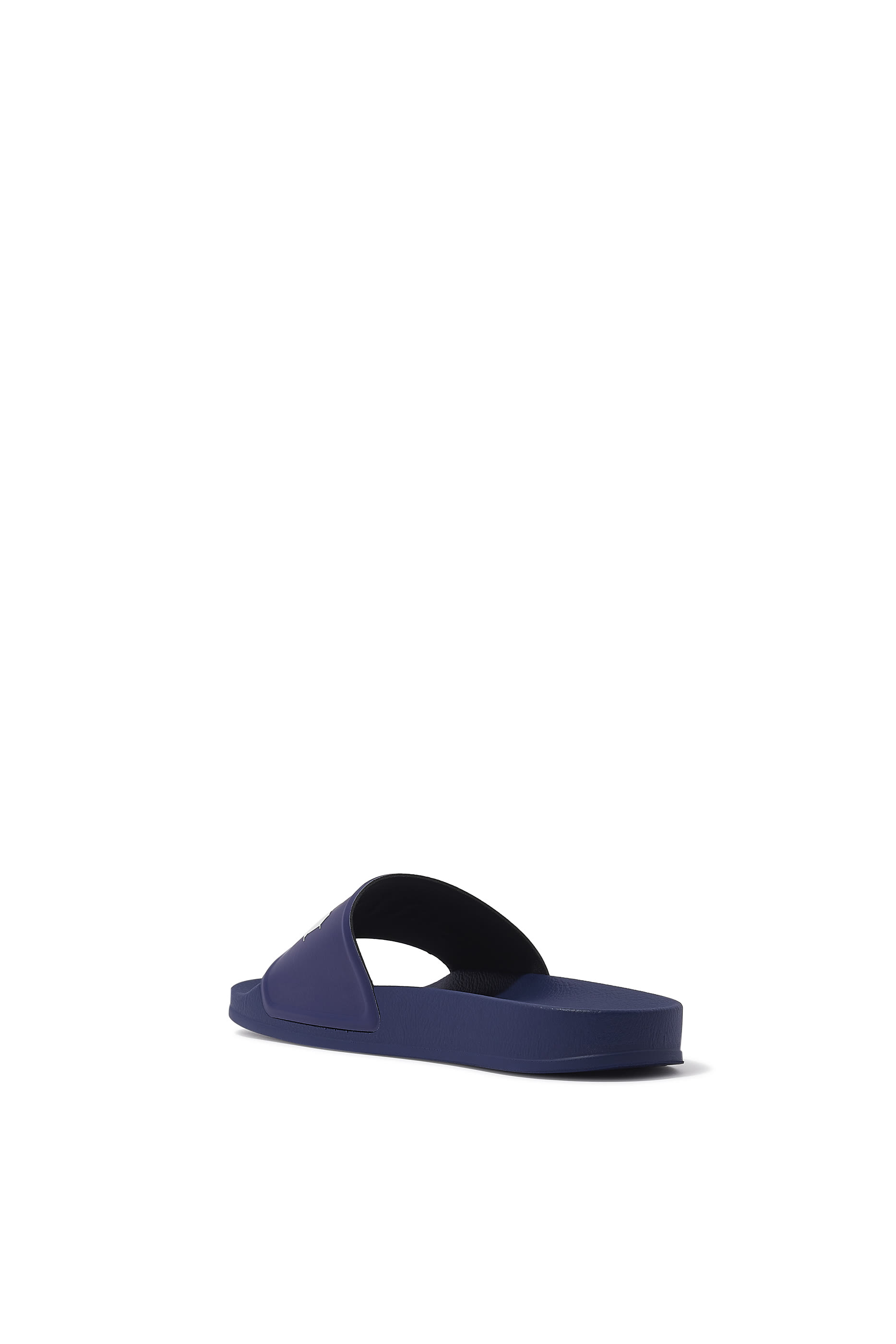 حذاء مفتوح بشعار الماركة