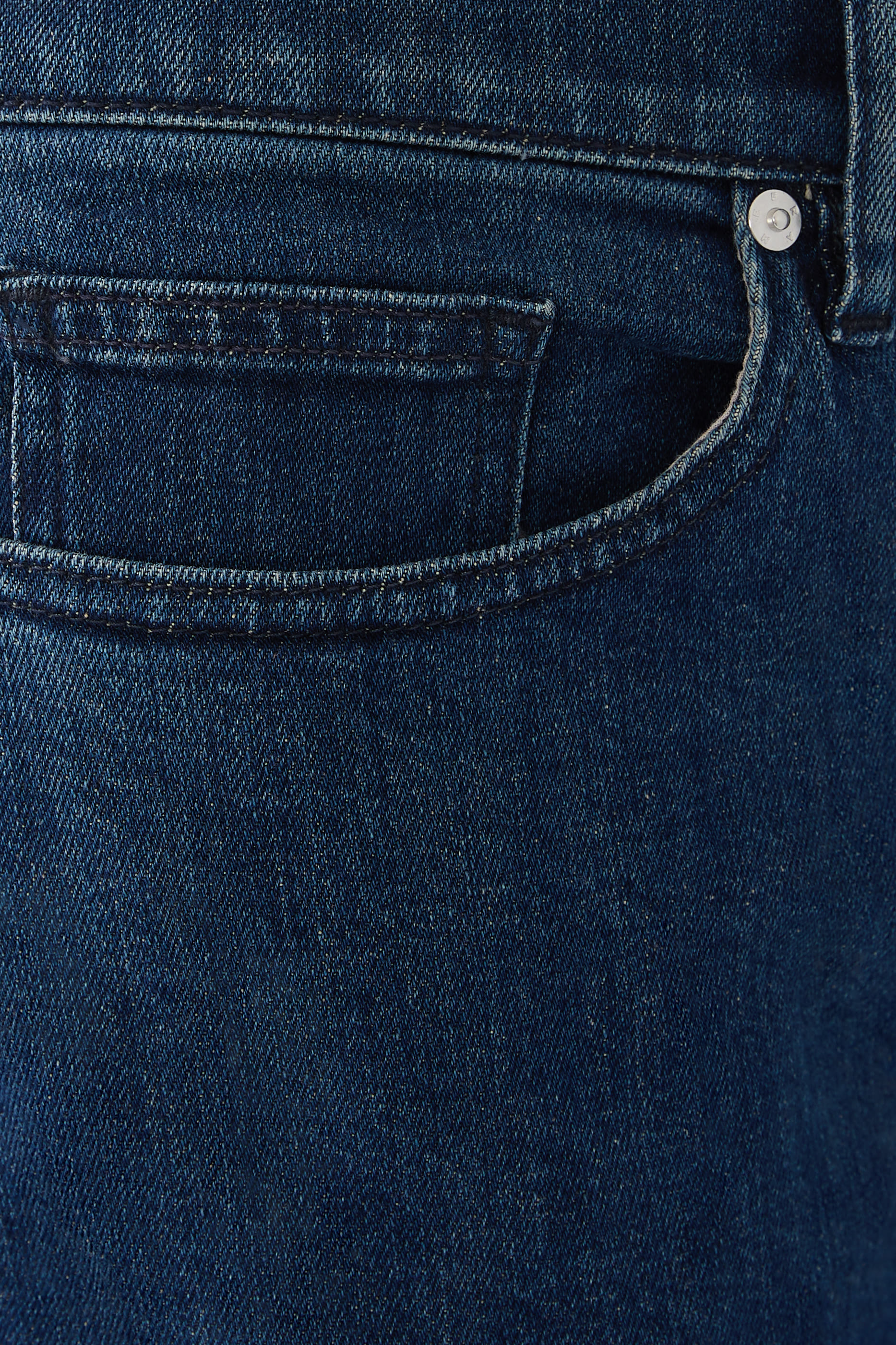 بنطال جينز لوم بقصة ضيقة