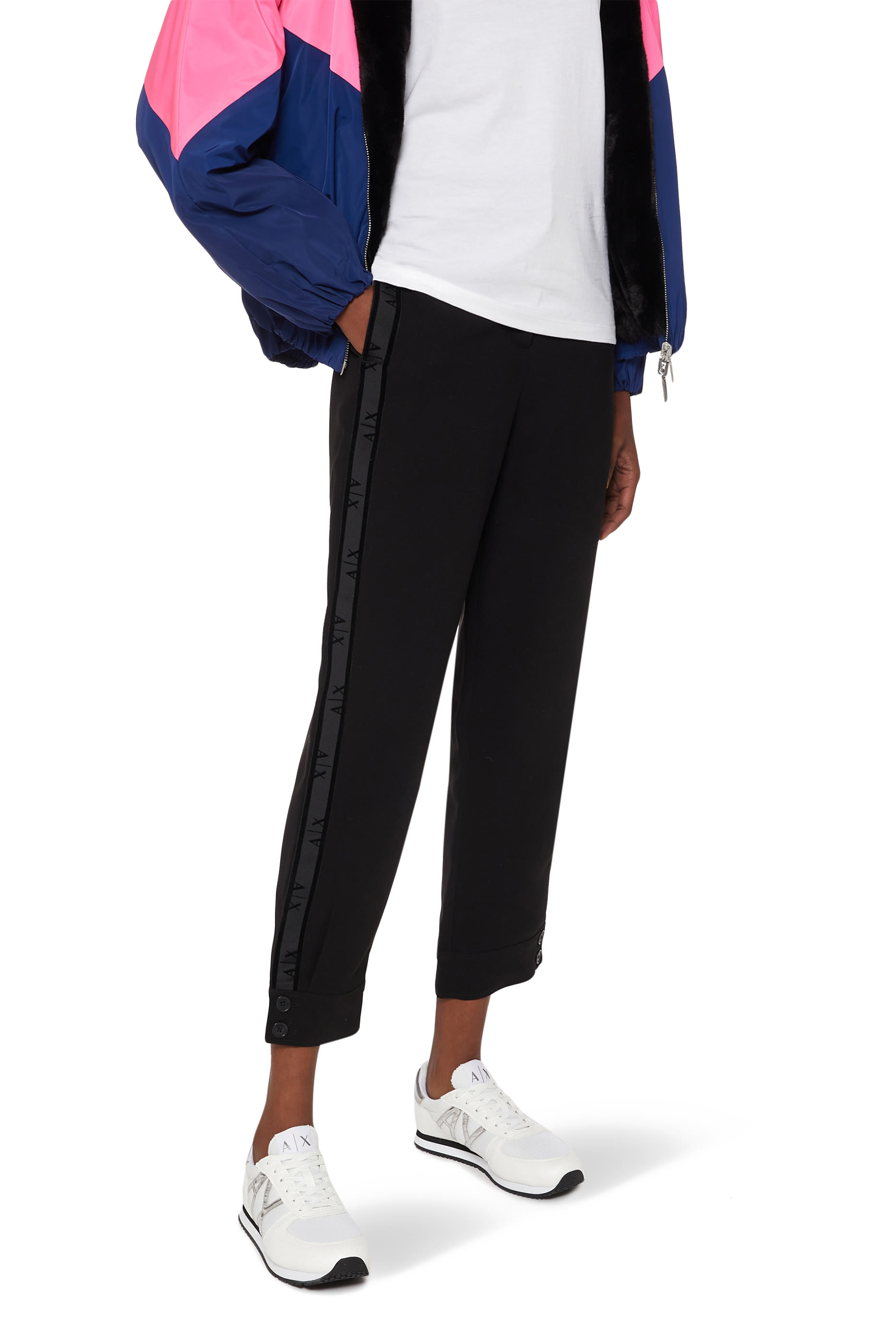 سنيكرز بحروف شعار الماركة