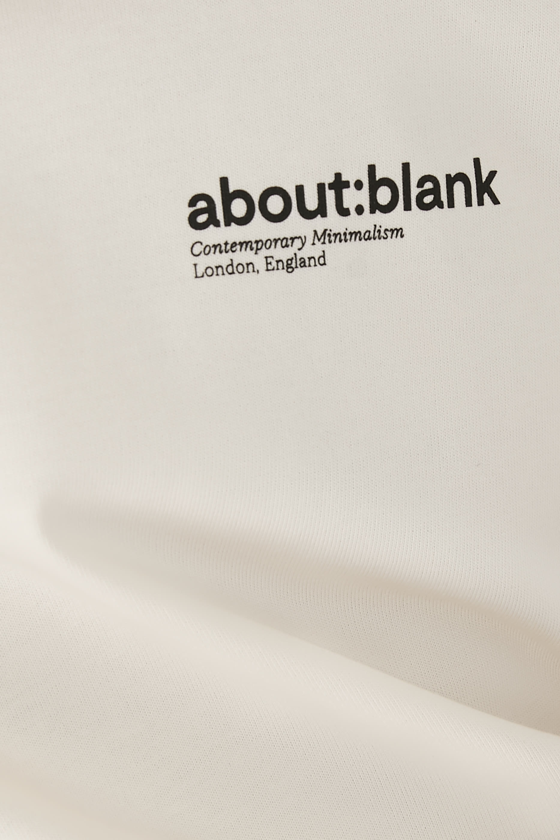 تيشيرت بطبعة مزدوجة لشعار الماركة