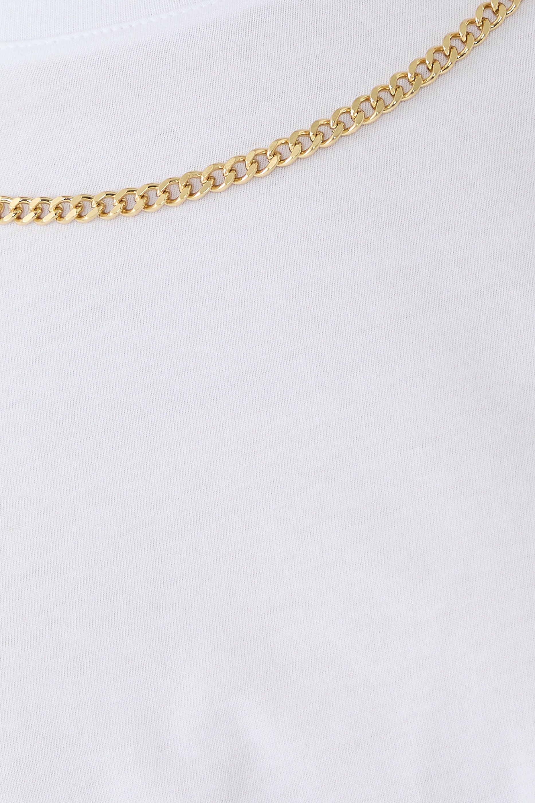 تيشيرت بياقة مزينة بسلسلة من تشكيلة الملابس شبه الرسمية