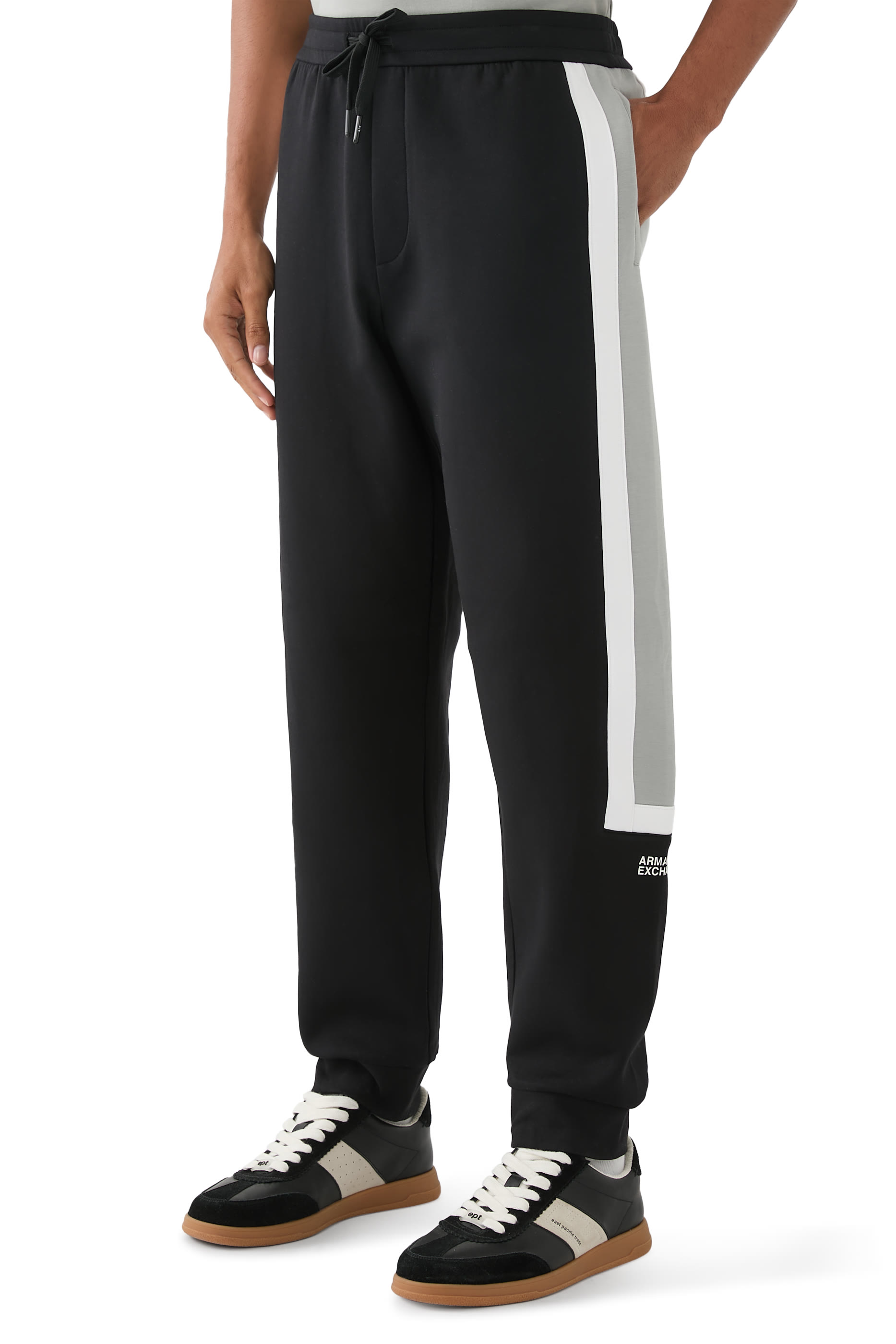 بنطال رياضي بخطوط بلون مغاير