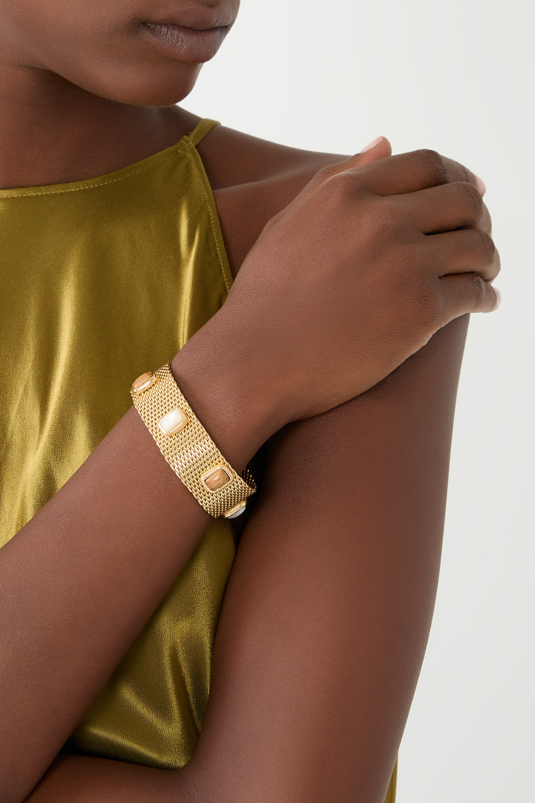 سوار توتيم كبير مزين بأحجار