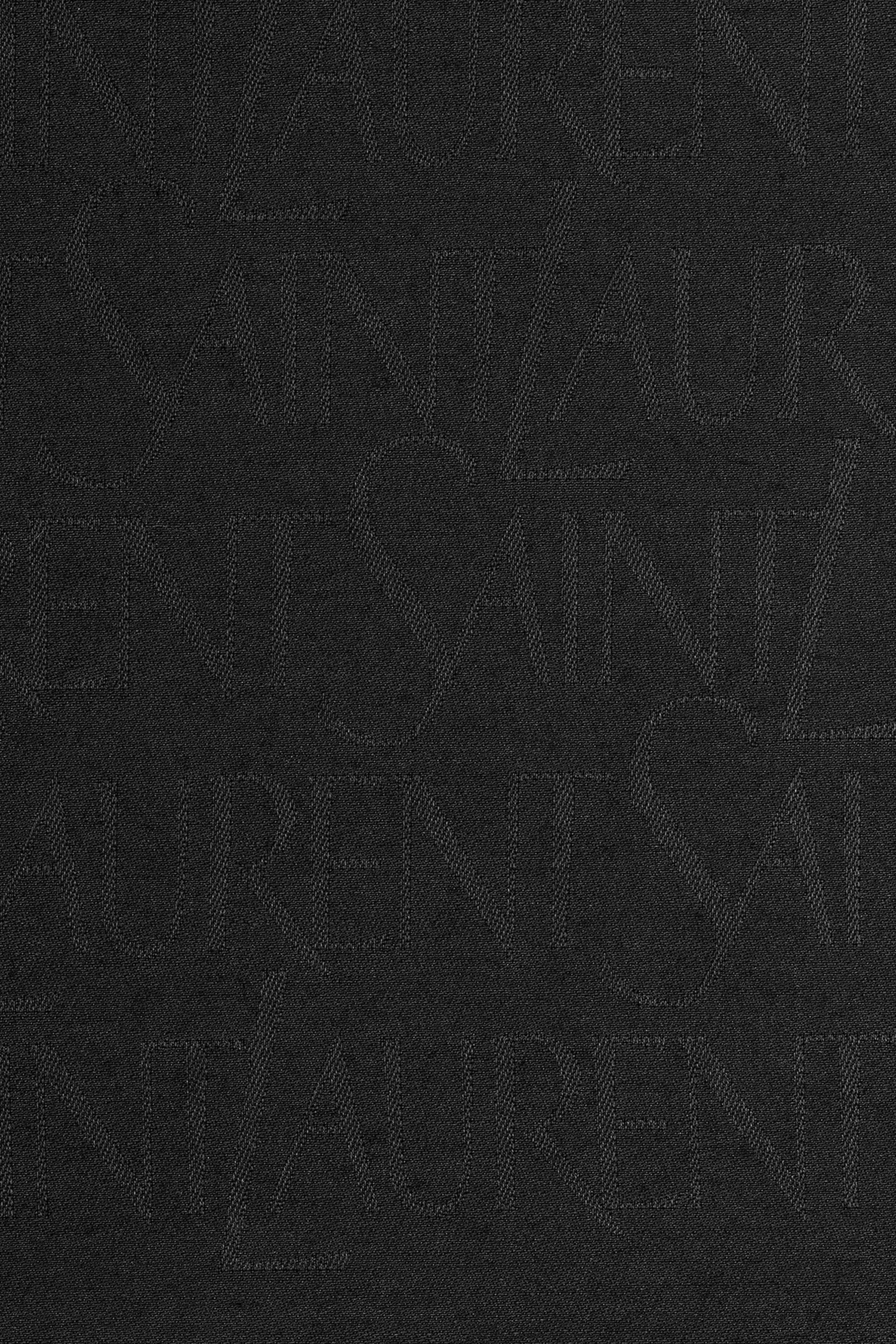 وشاح مربع كبير بحروف شعار الماركة