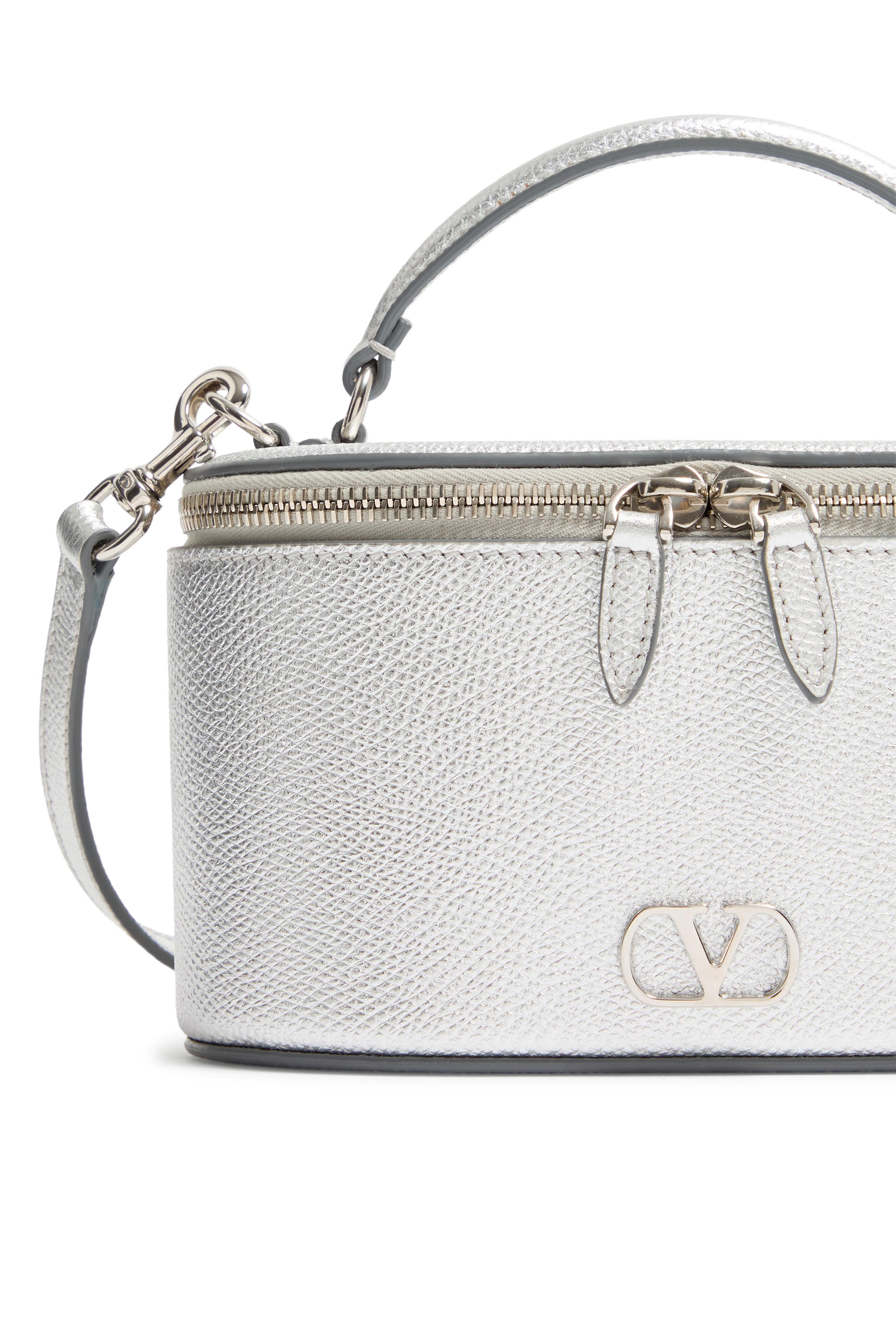 حقيبة مستحضرات تجميل صغيرة مزينة بشعار الماركة