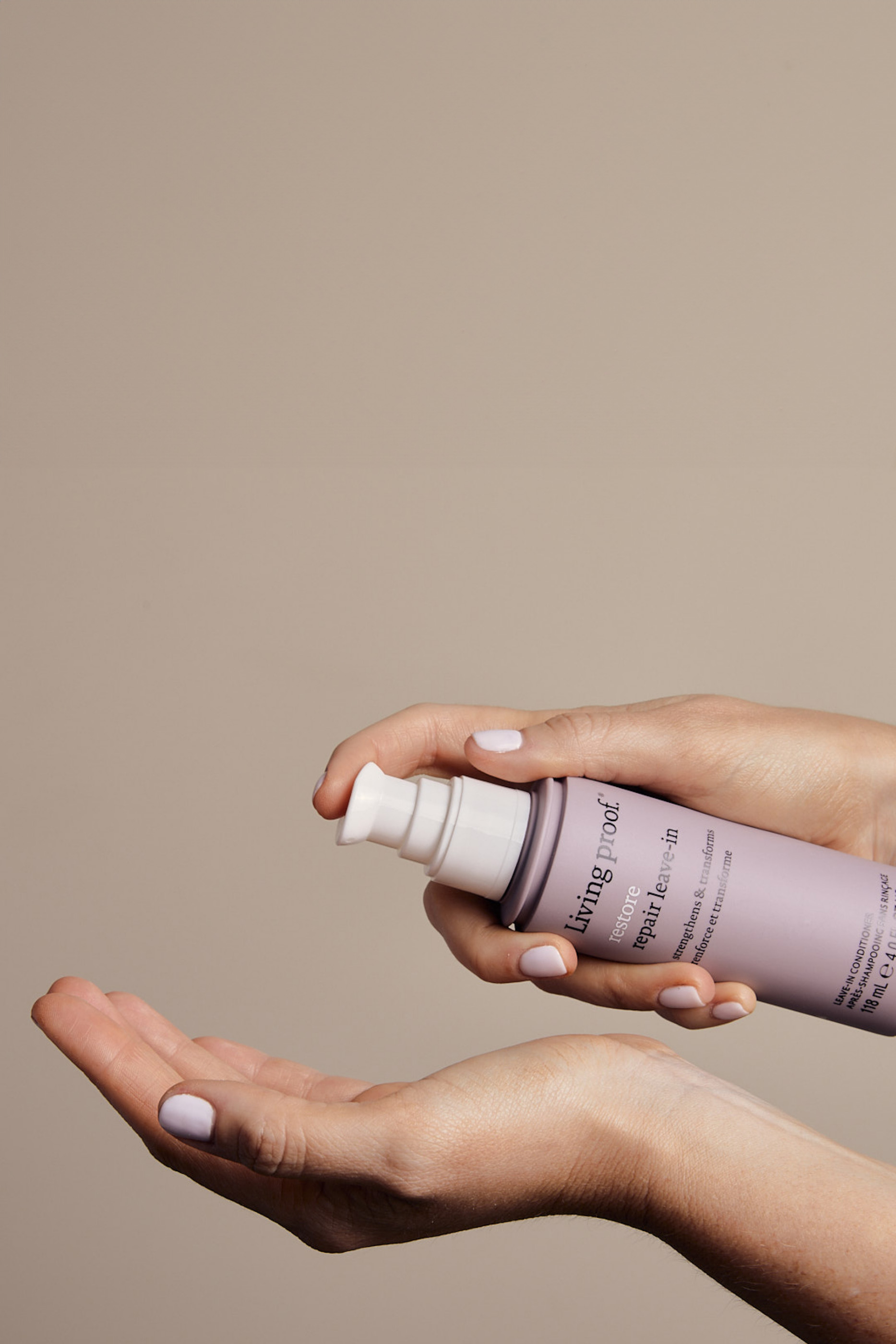 مستحضر إصلاح الشعر يترك على الشعر