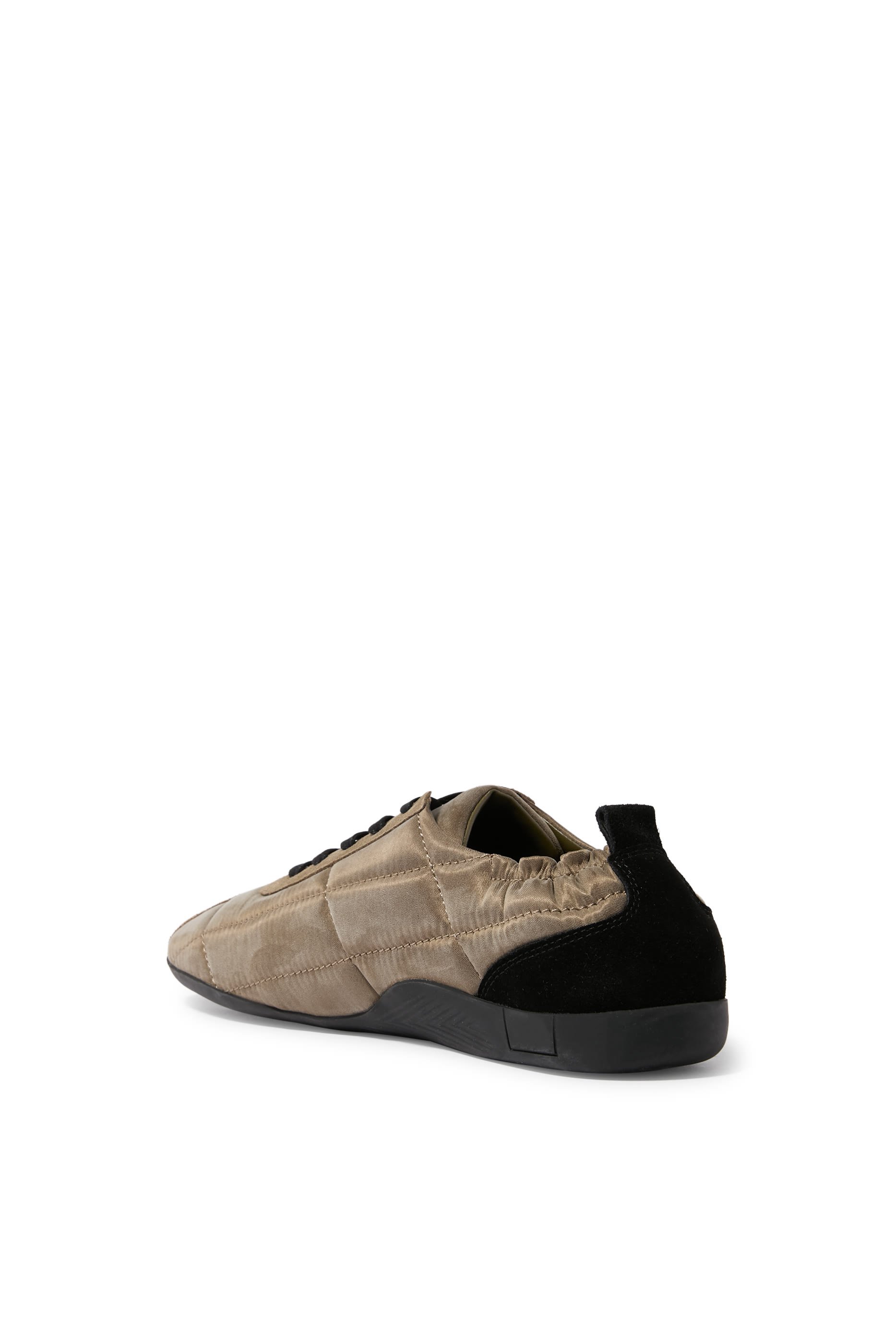 سنيكرز بحياكة مبطنة