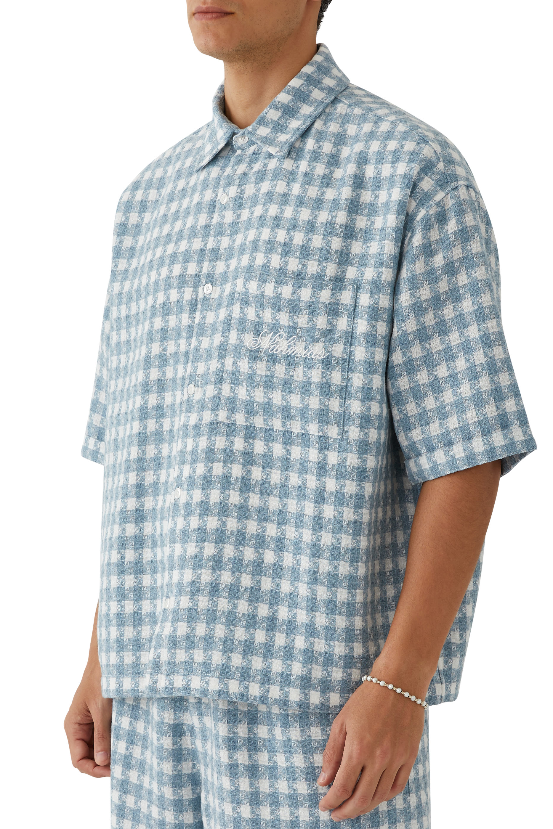 قميص بقصة قصيرة ونقشة مربعات