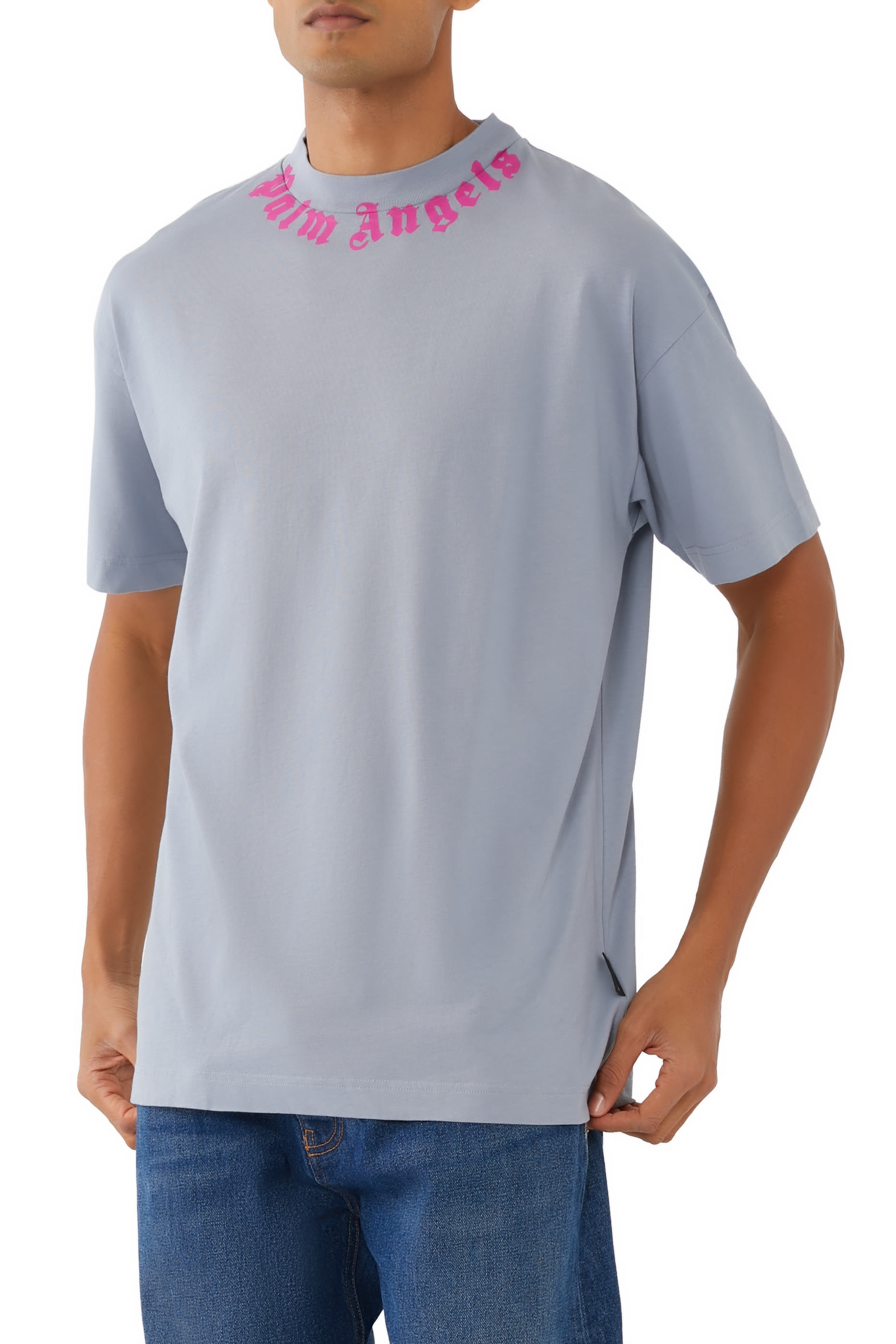 تيشيرت بشعار الماركة عند العنق