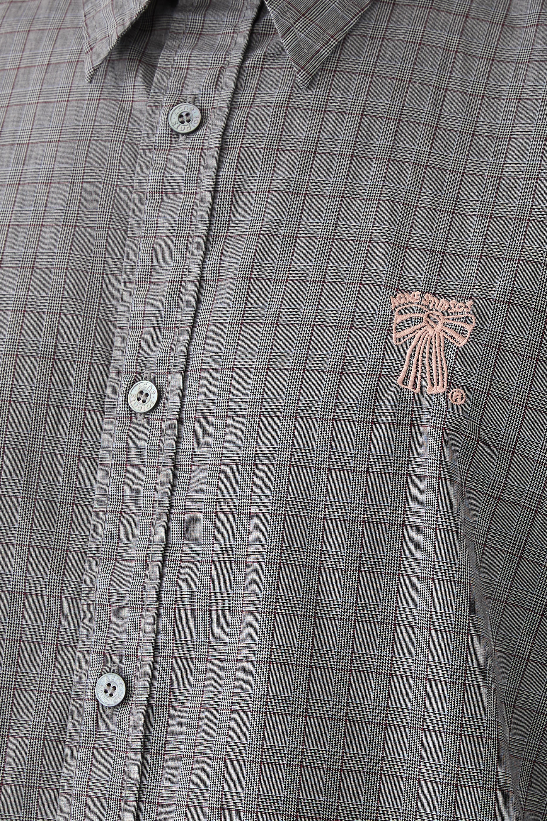 قميص بأكمام قصيرة وصف أزرار