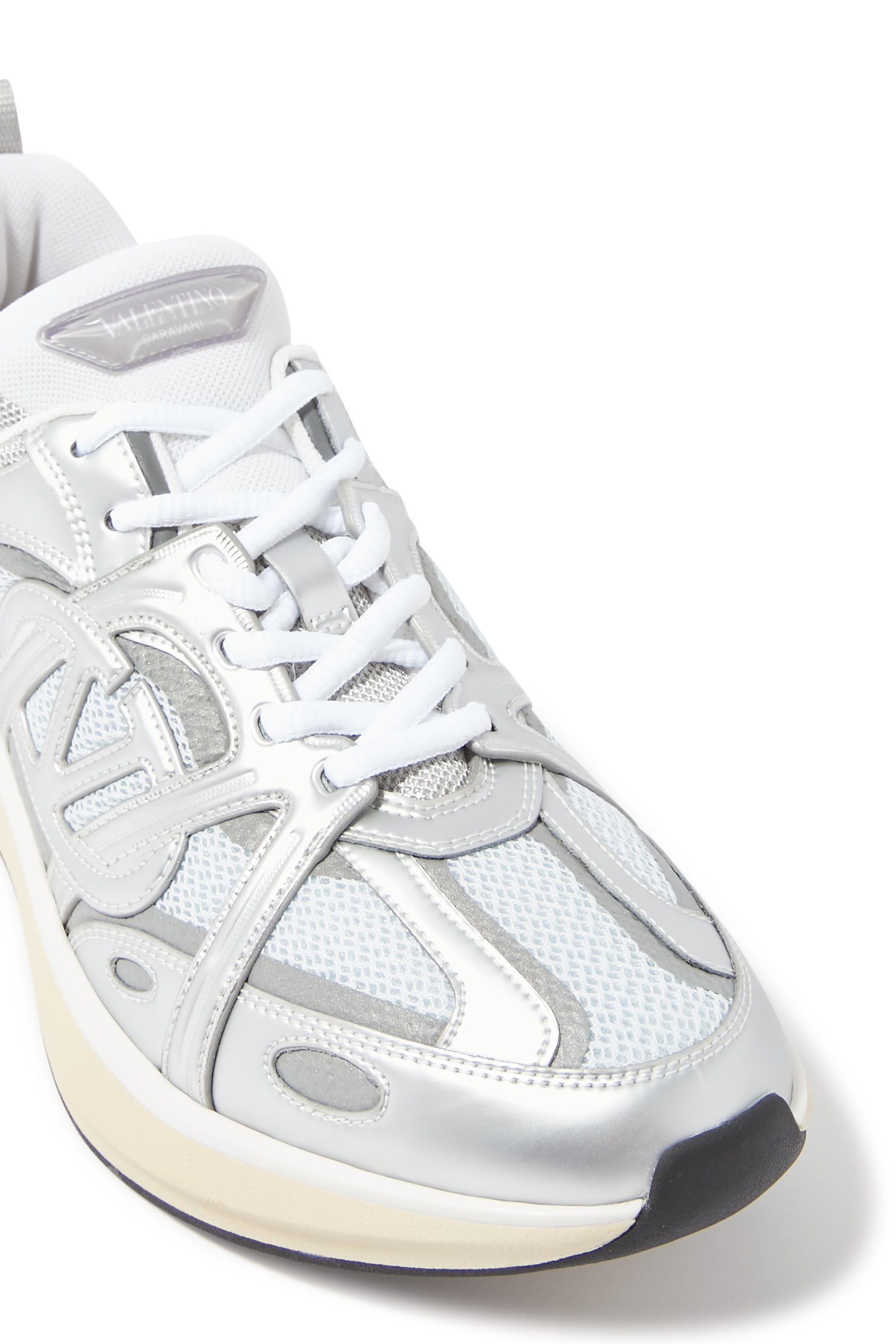 سنيكرز إيزيجوغ بكاحل منخفض وشعار V