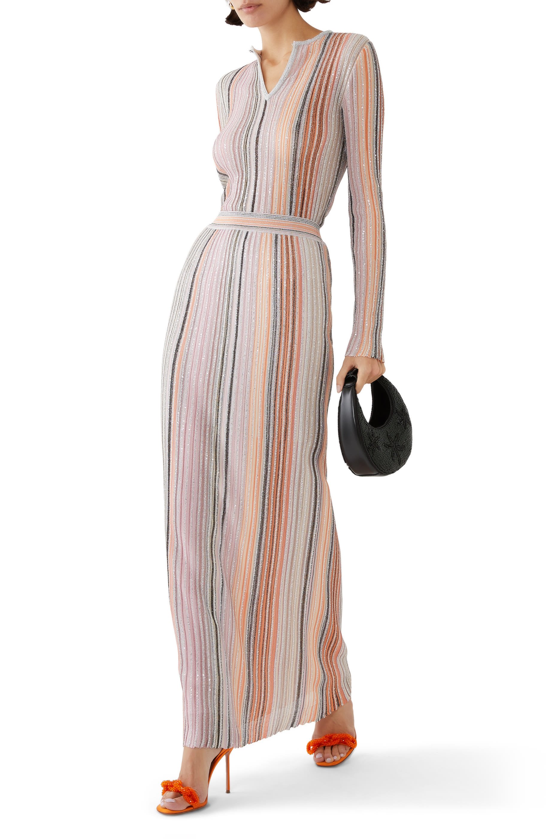 تنورة طويلة بنسيج مطرز بالترتر