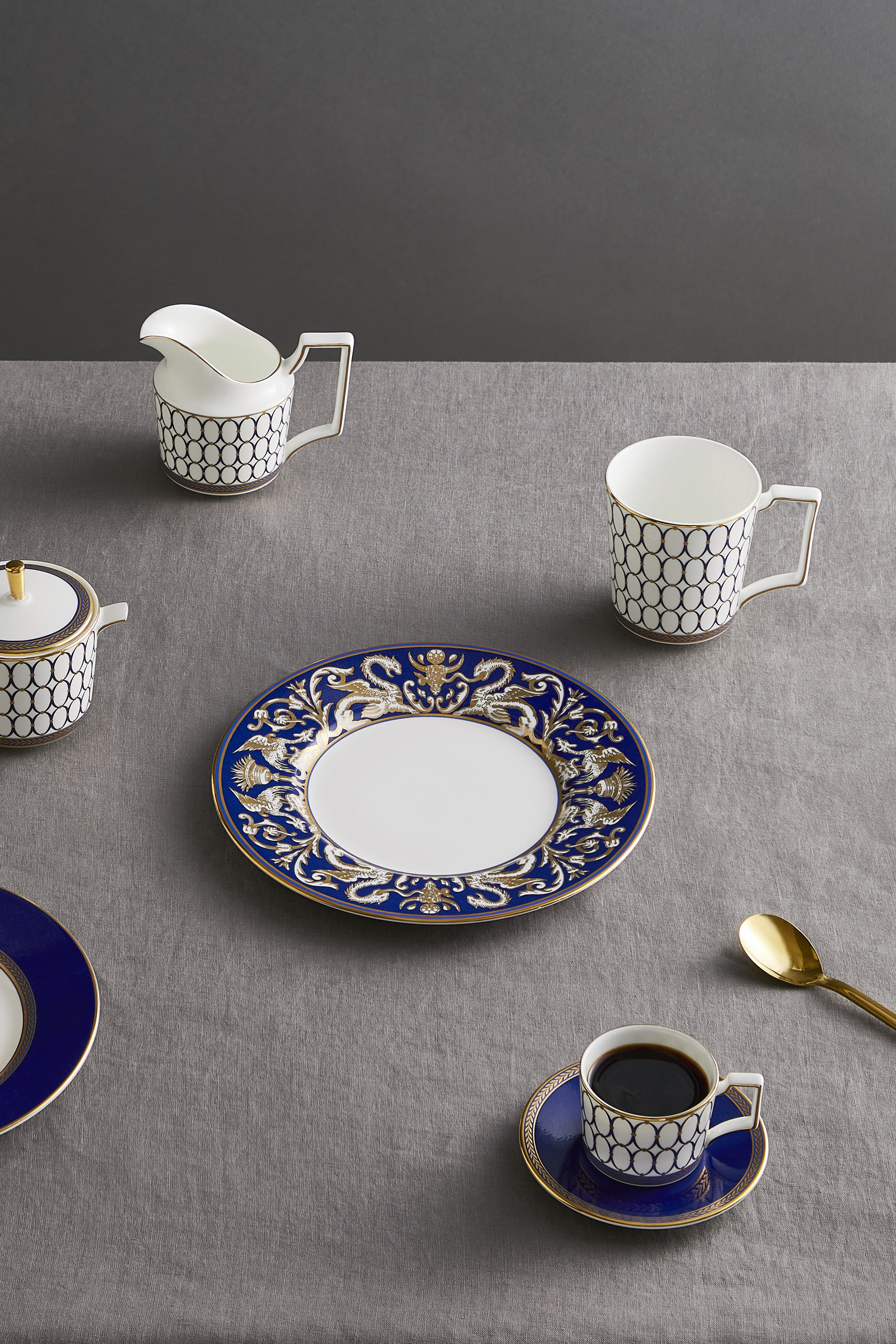 فنجان قهوة وطبق رينايسنس