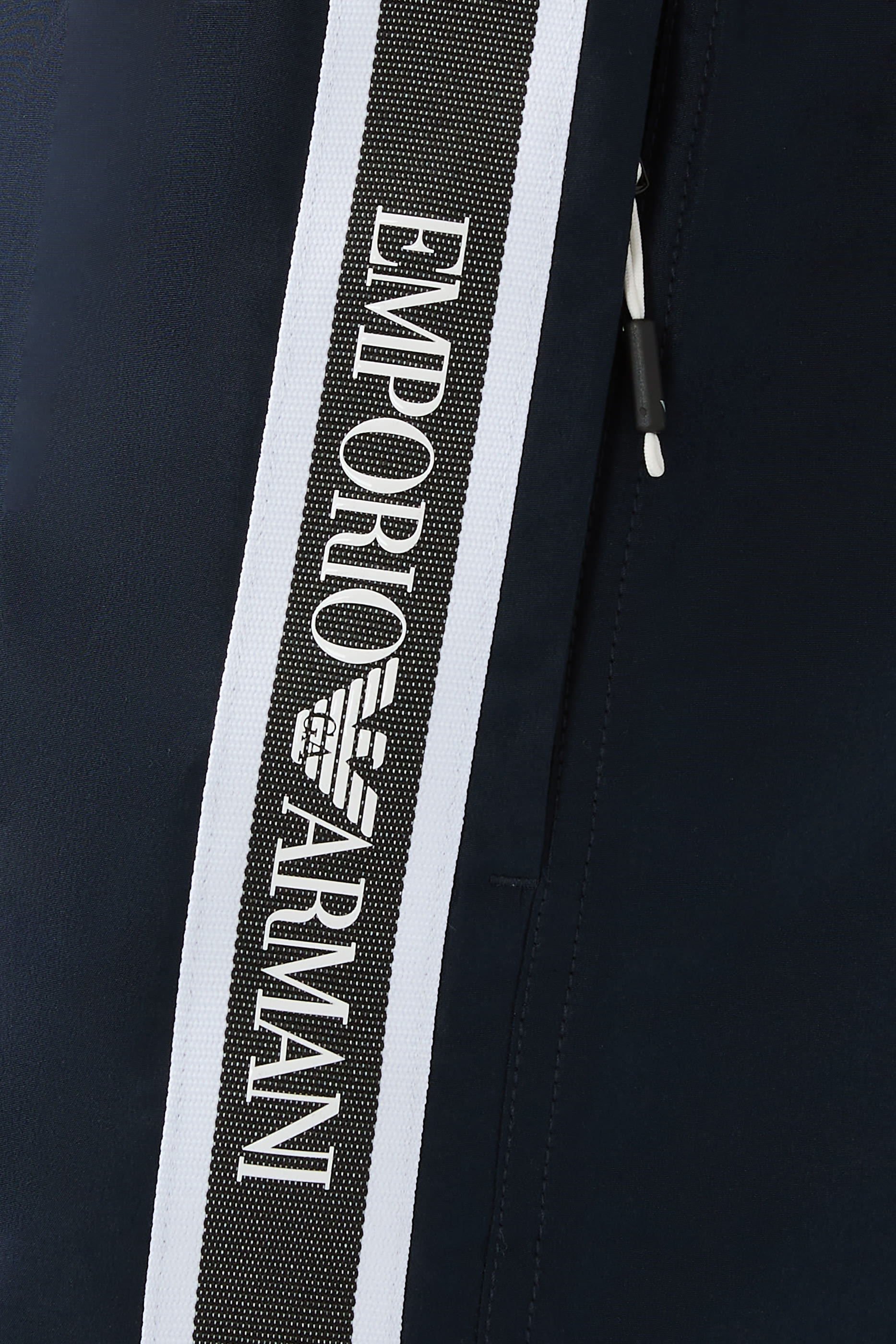 شورت سباحة بشعار الماركة على الجانب