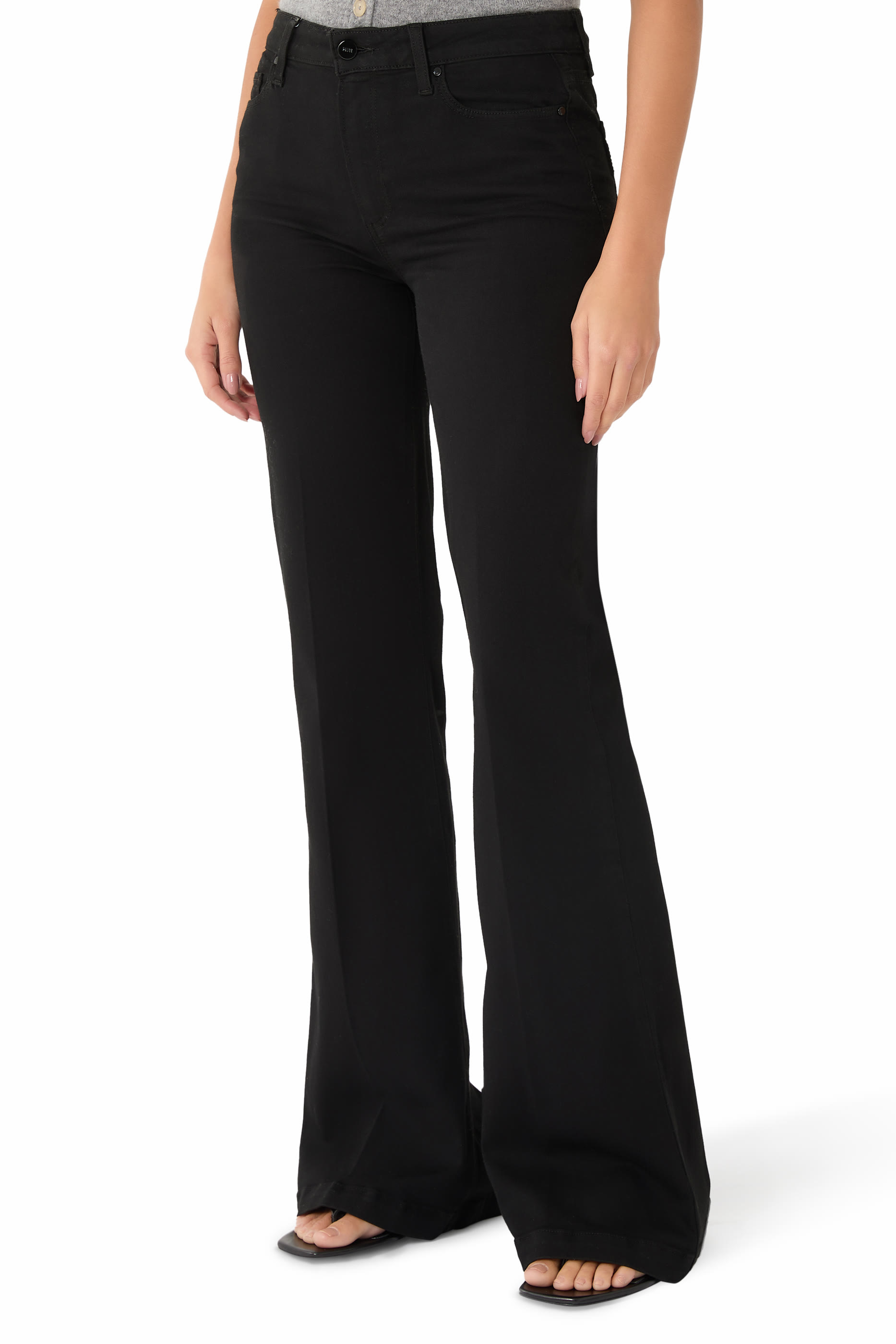 بنطال جينز جينيفيف بقصة واسعة