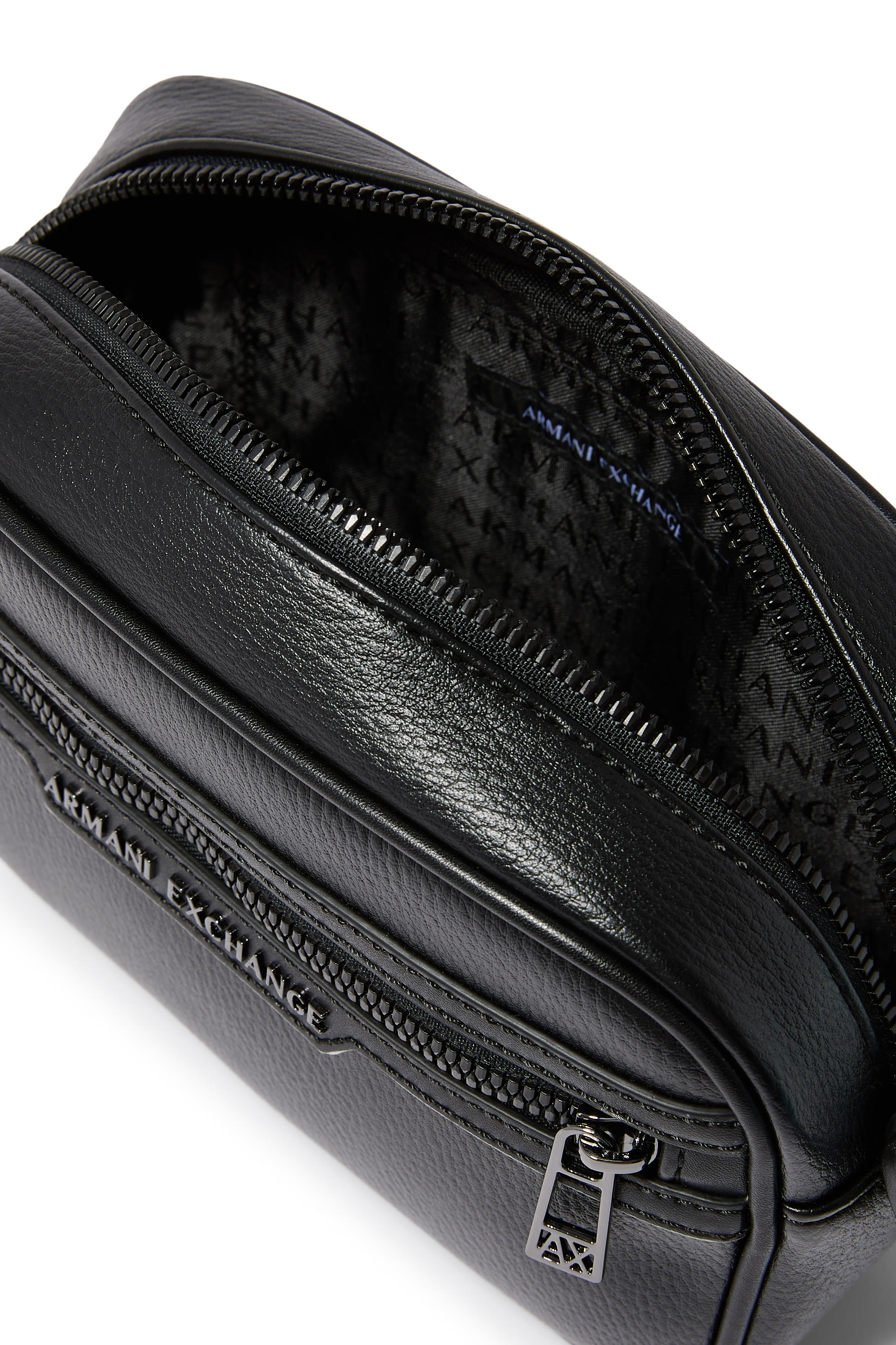 حقيبة مستحضرات عناية شخصية بشعار الماركة