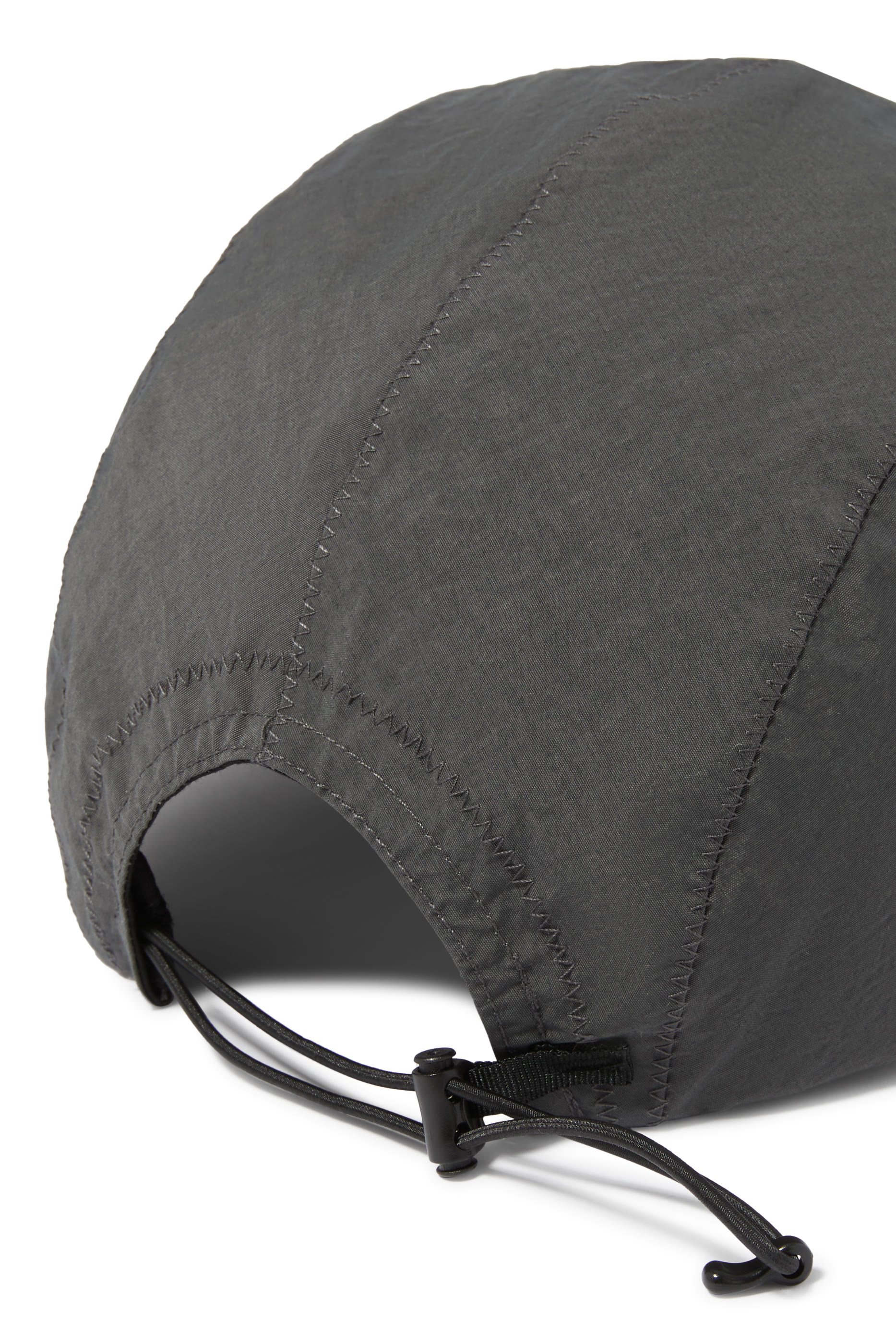 كاب بشعار الماركة