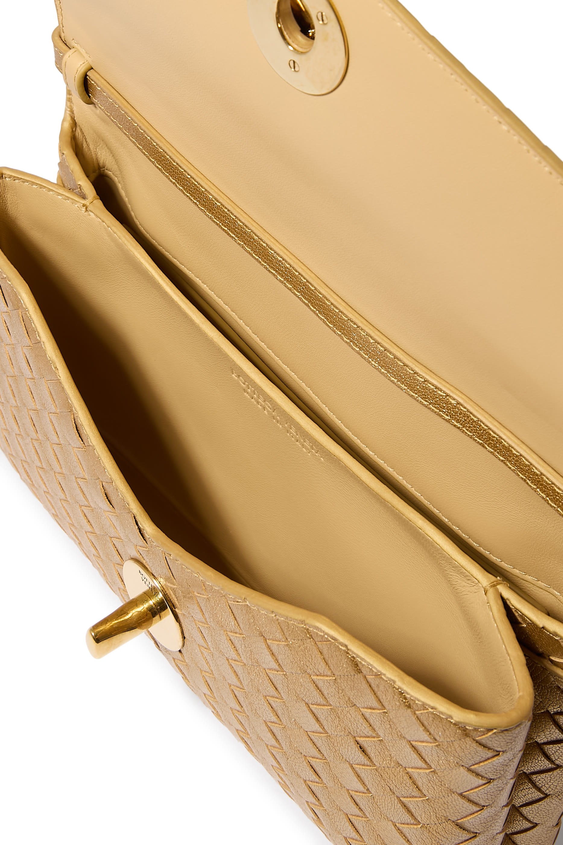 حقيبة كروس بقفل على شكل عقدة