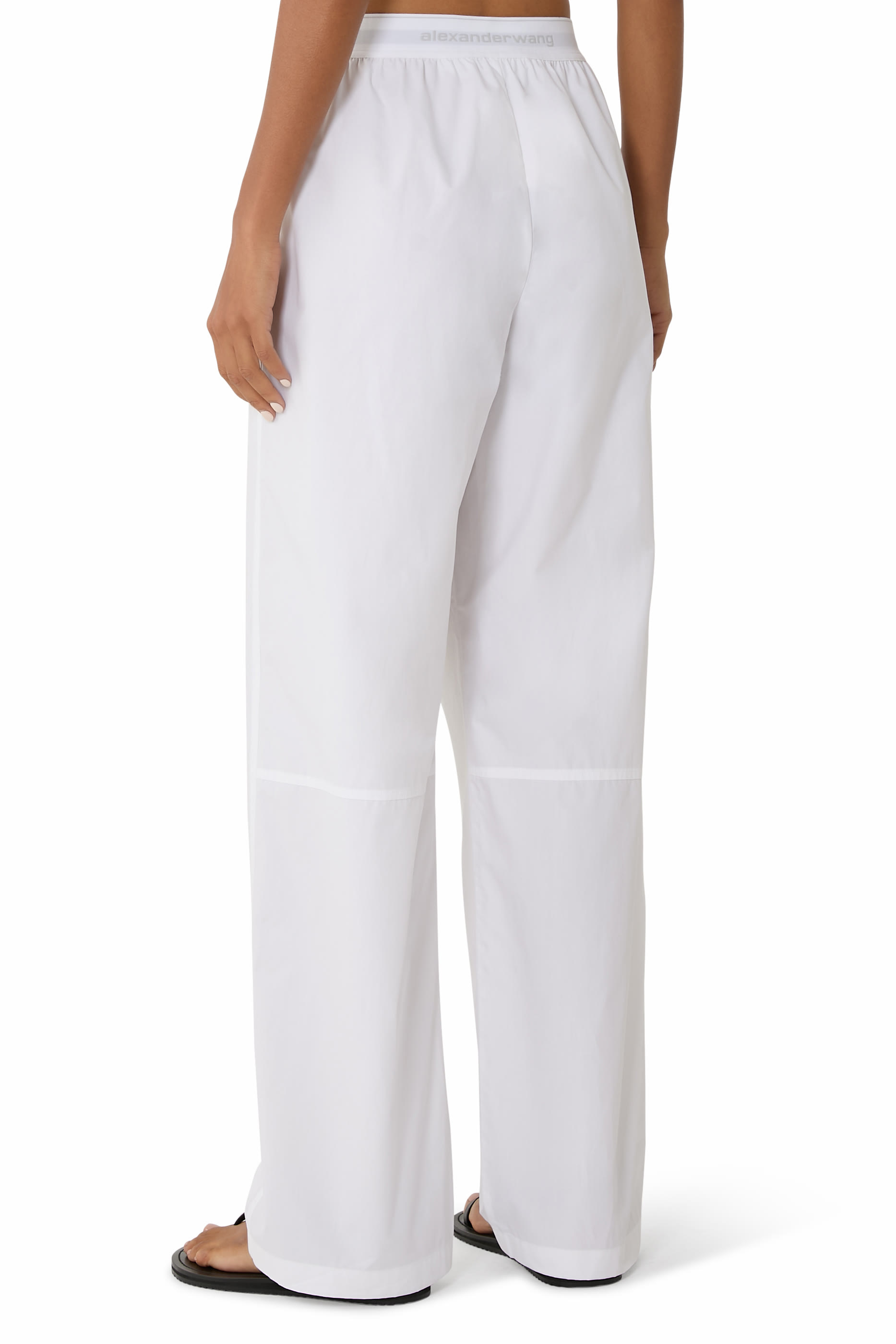 بنطال بخصر مطاطي وشعار الماركة