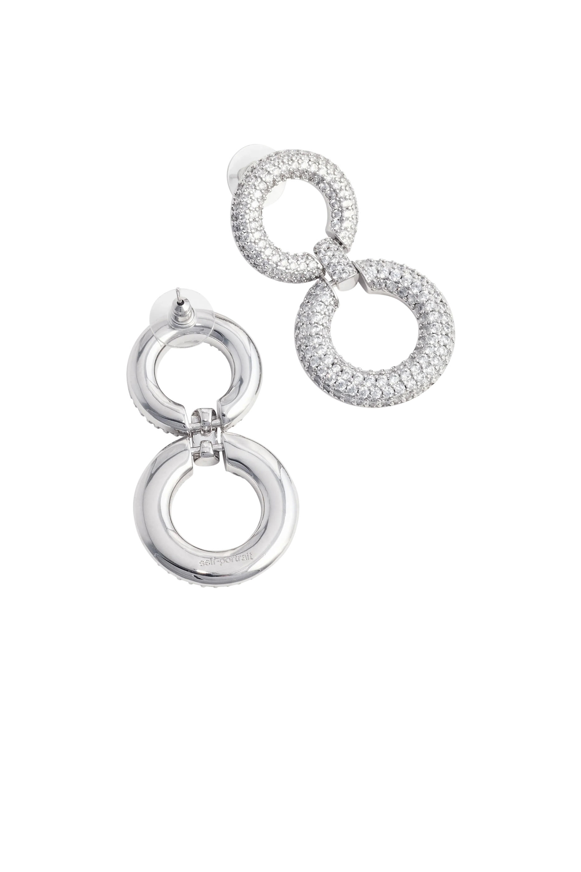 أقراط متدلية بحلقتين متصلتين مرصعة بكريستال