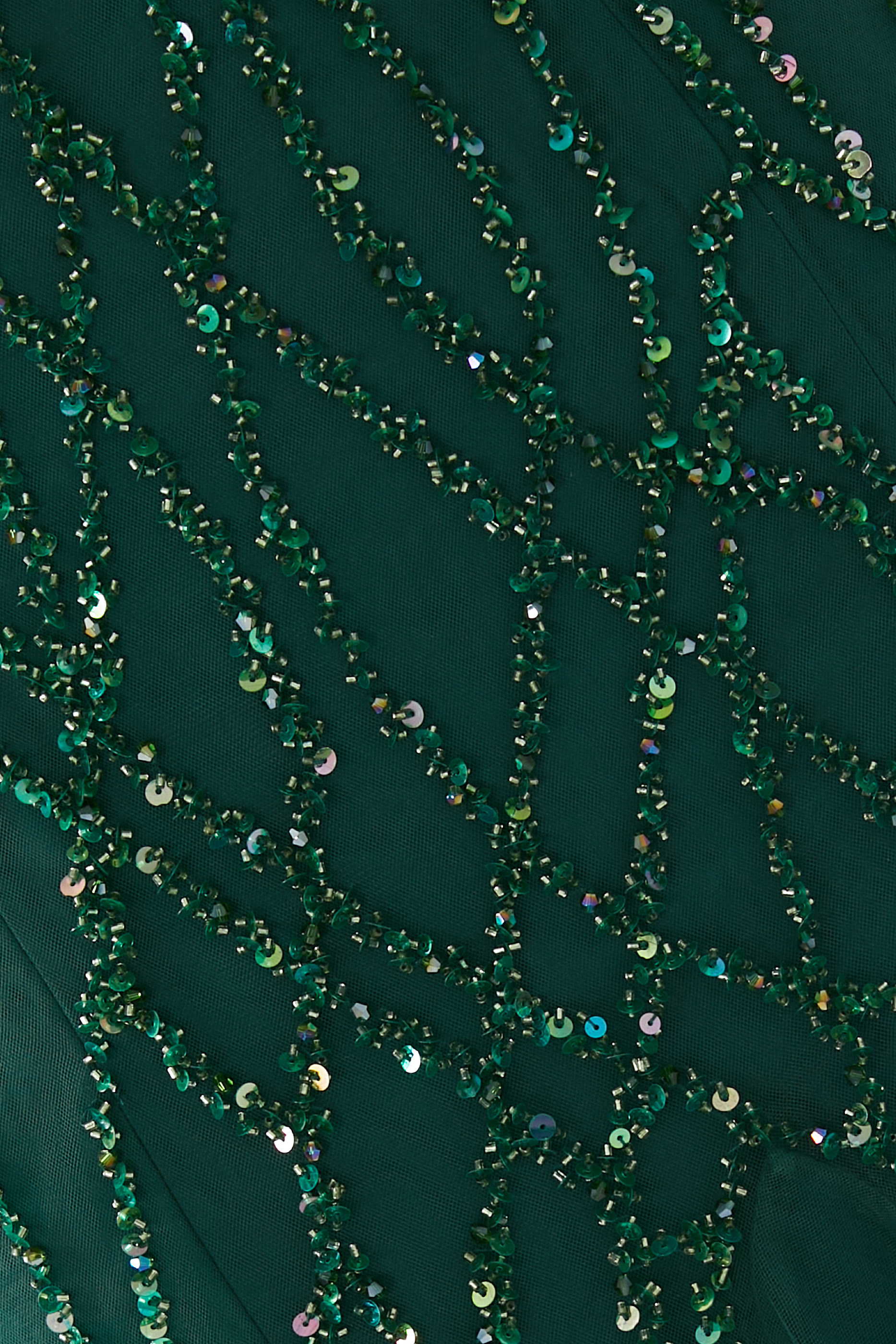 فستان سهرة بياقة V وأكمام طويلة